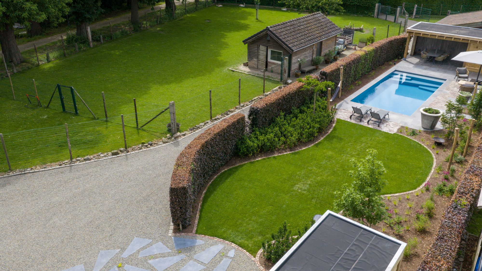 tuin met zwembad