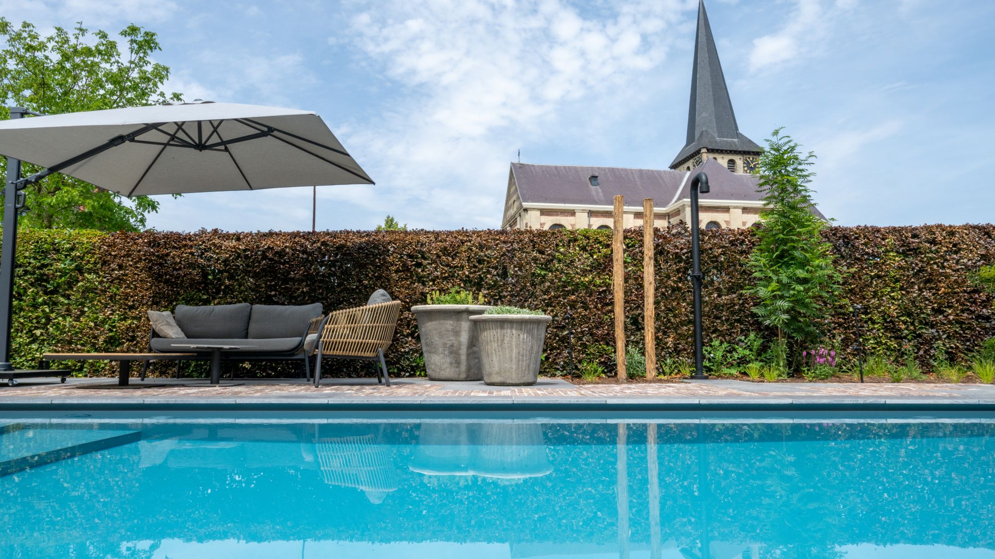 terras bij zwembad