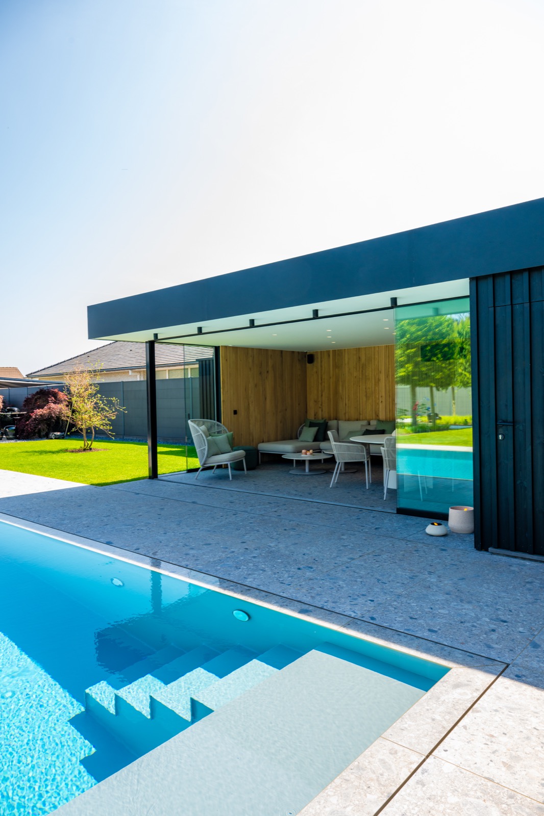 luxe tuin met overkapping
