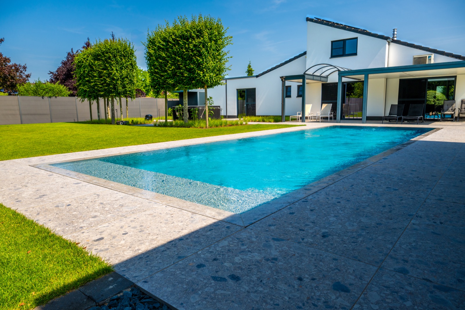 exclusieve tuin met zwembad