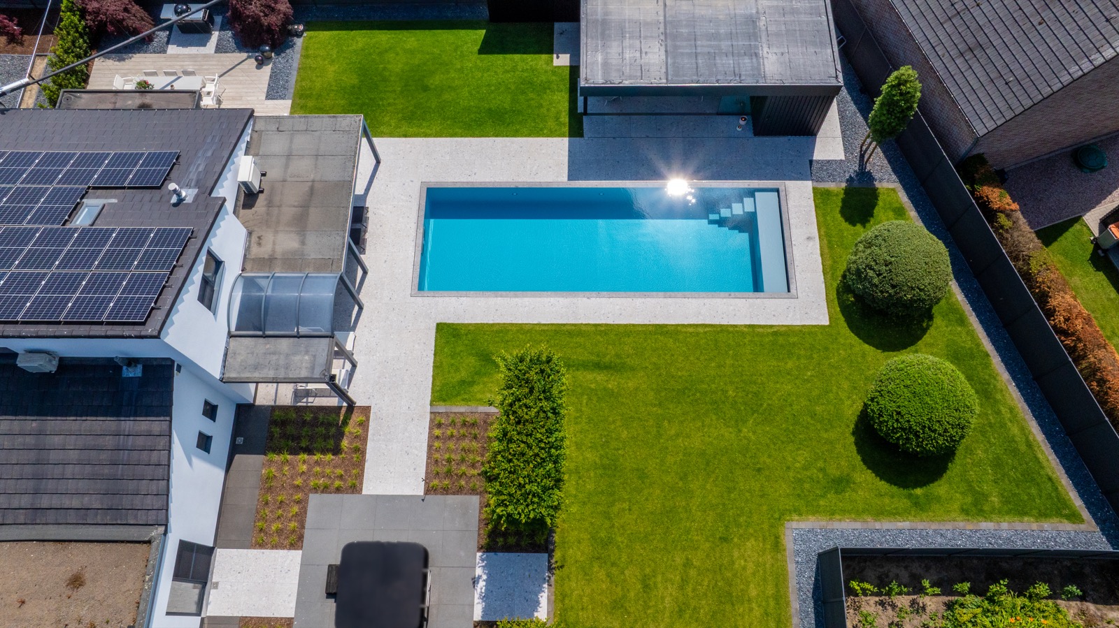 exclusieve tuin met zwembad