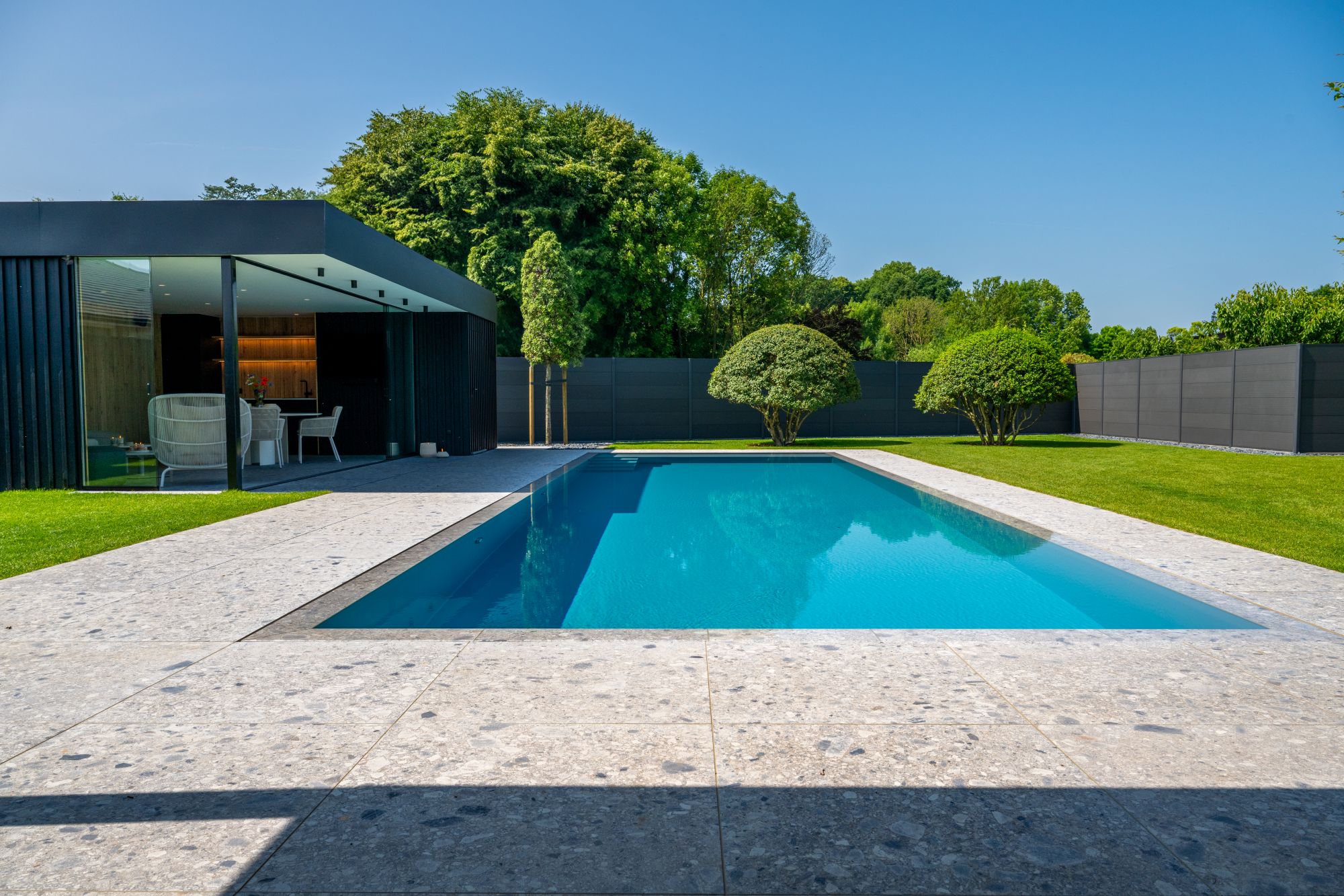 tuin met zwembad en poolhouse