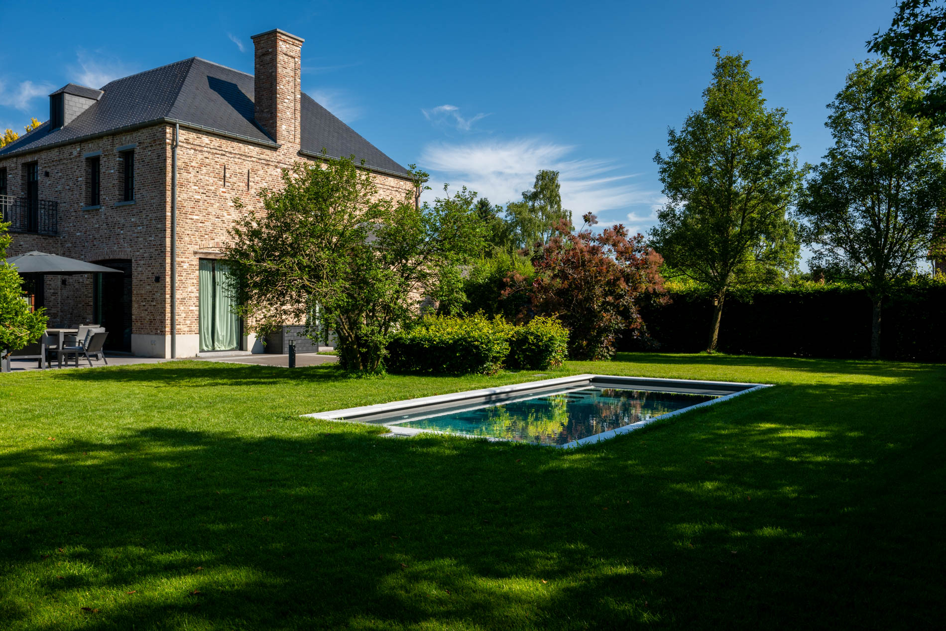 landelijke tuin met zwembad