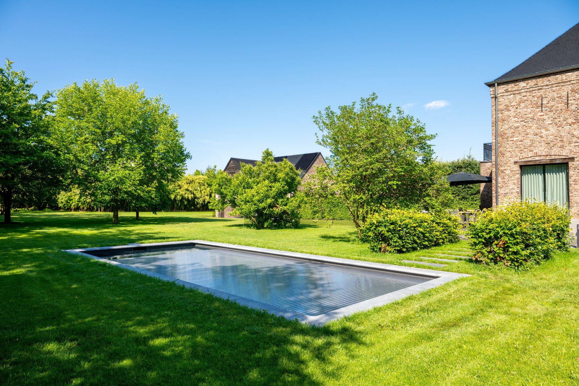villa tuin met zwembad