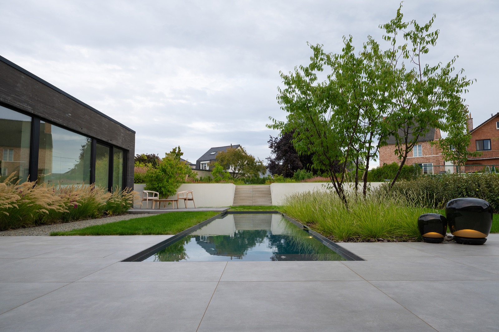 luxe tuin met zwembad