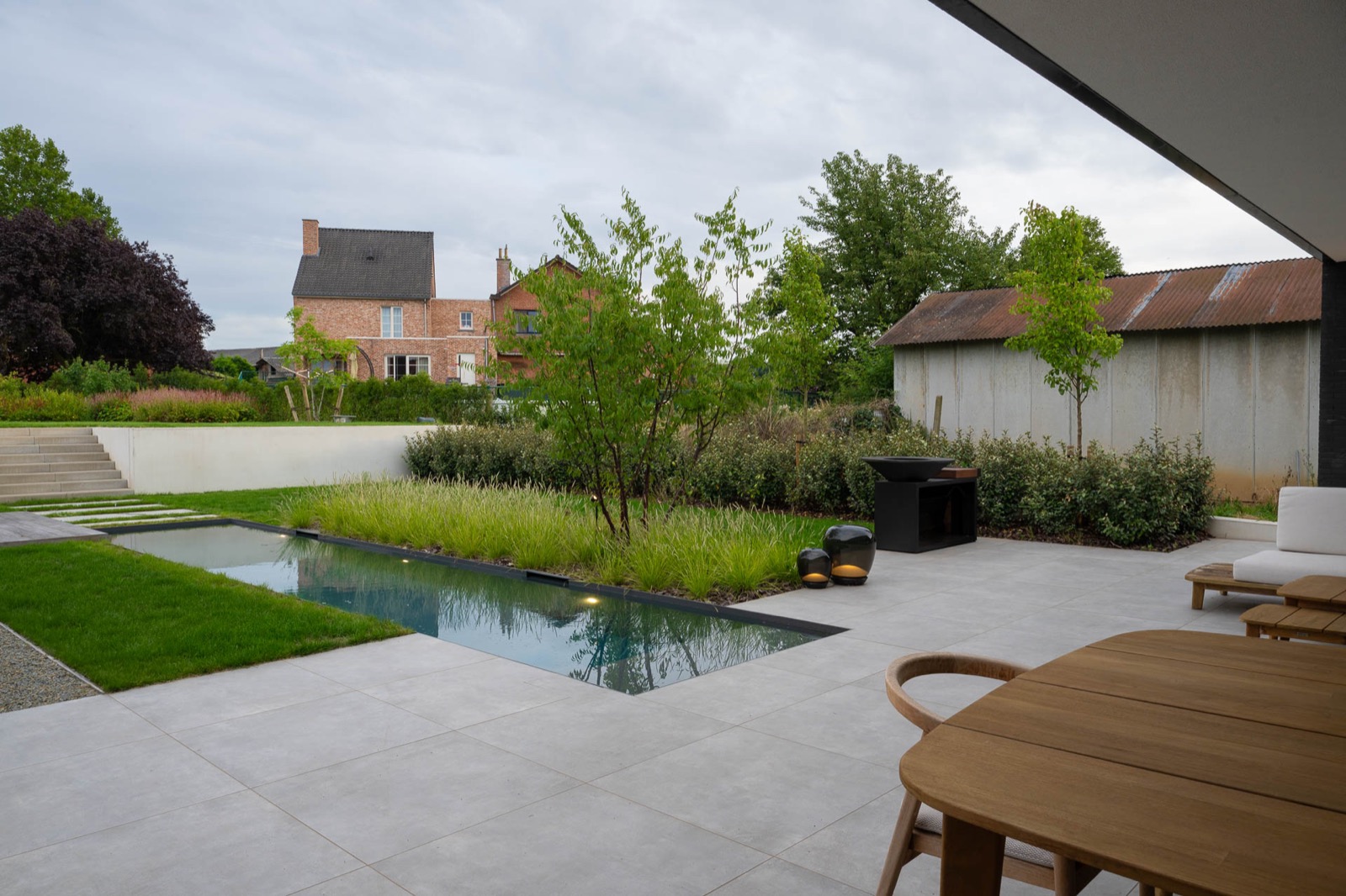 strakke tuin met terras en zwembad