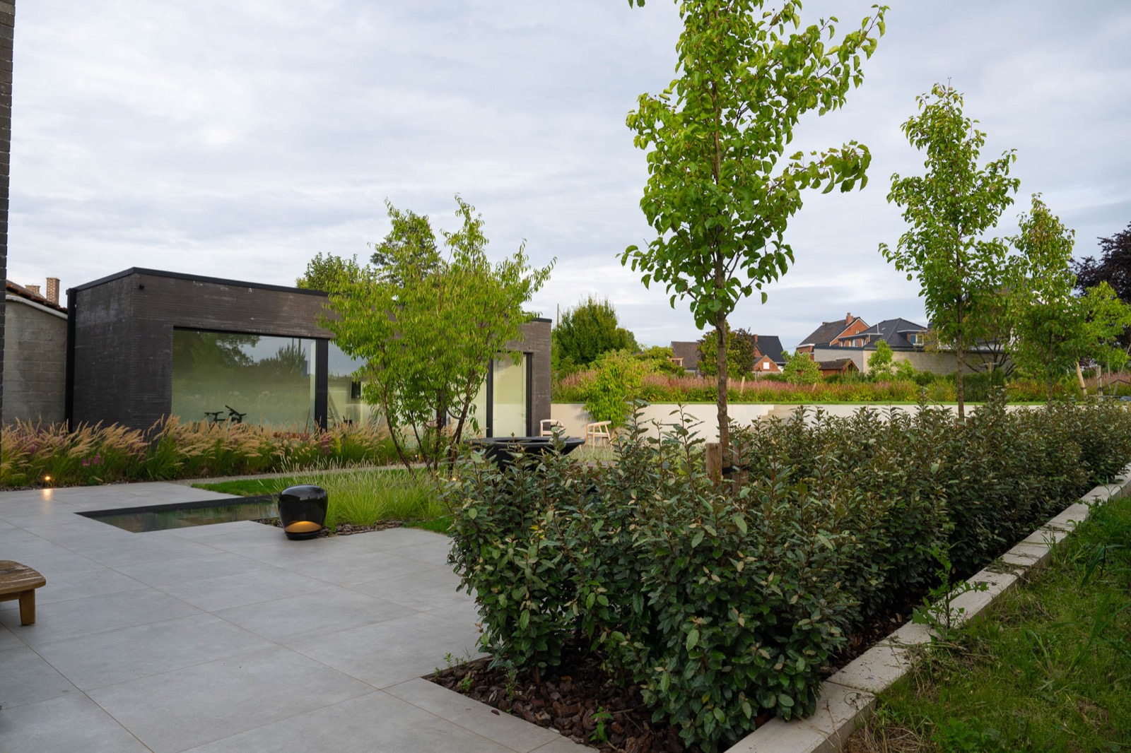 groene tuin met terras