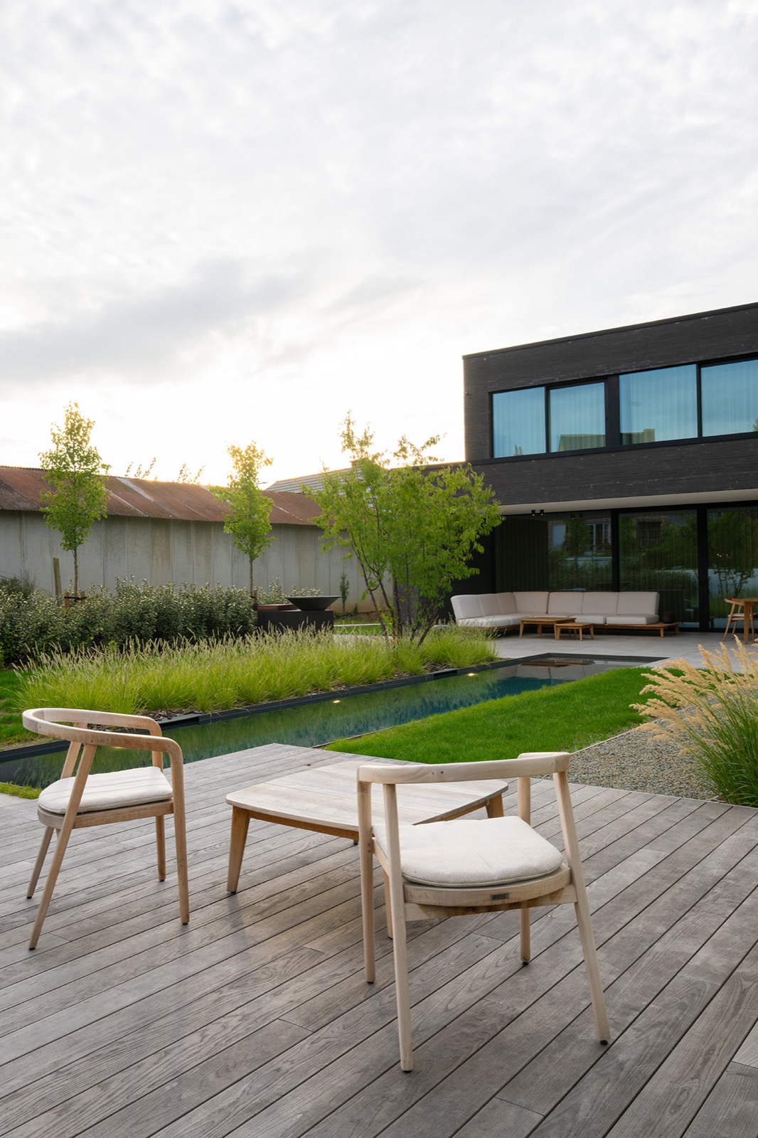 luxe terras in moderne tuin