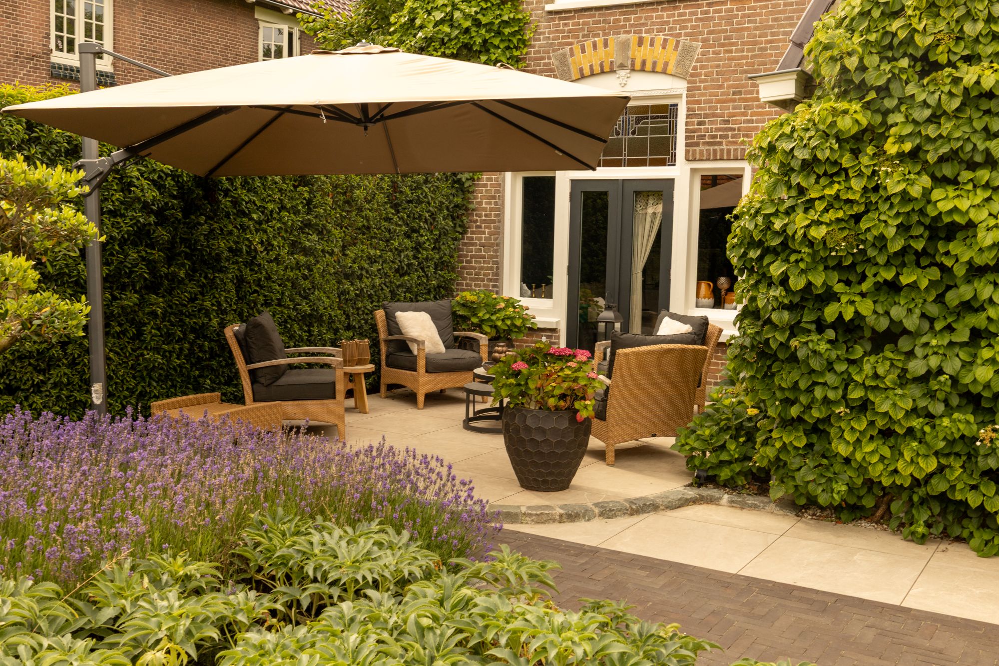 luxe zithoek in tuin