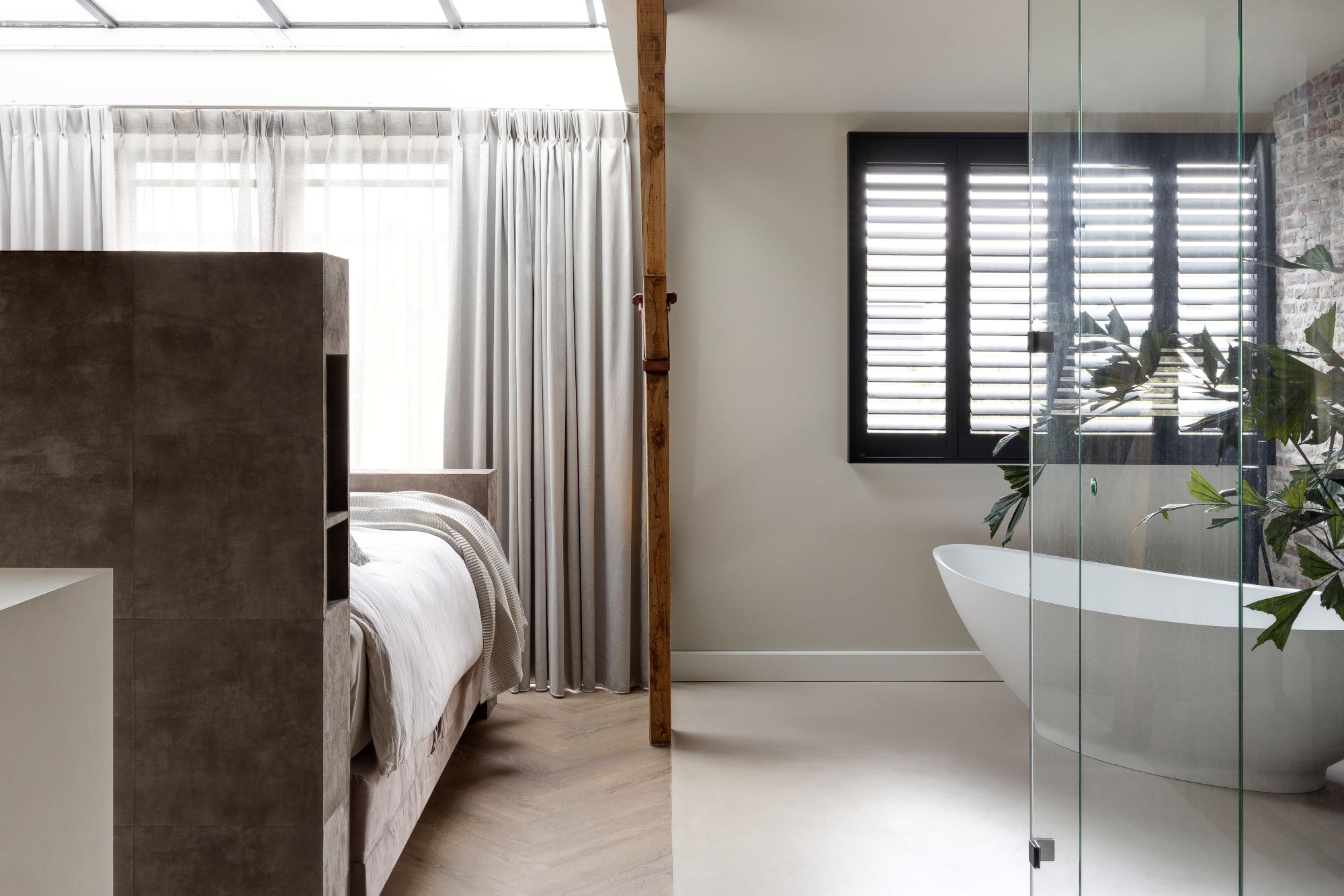 slaapkamer met bad