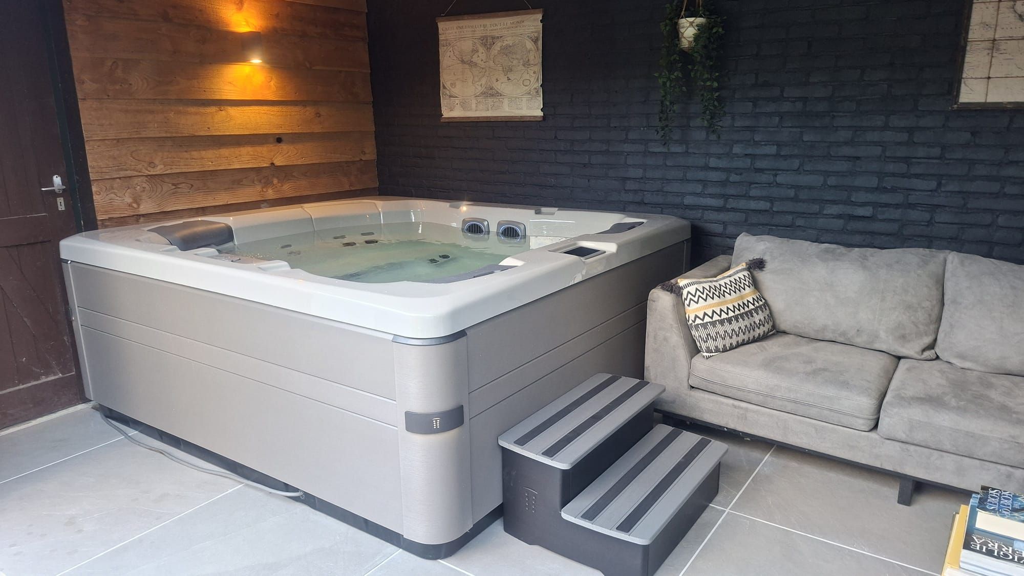 jacuzzi onder overkapping