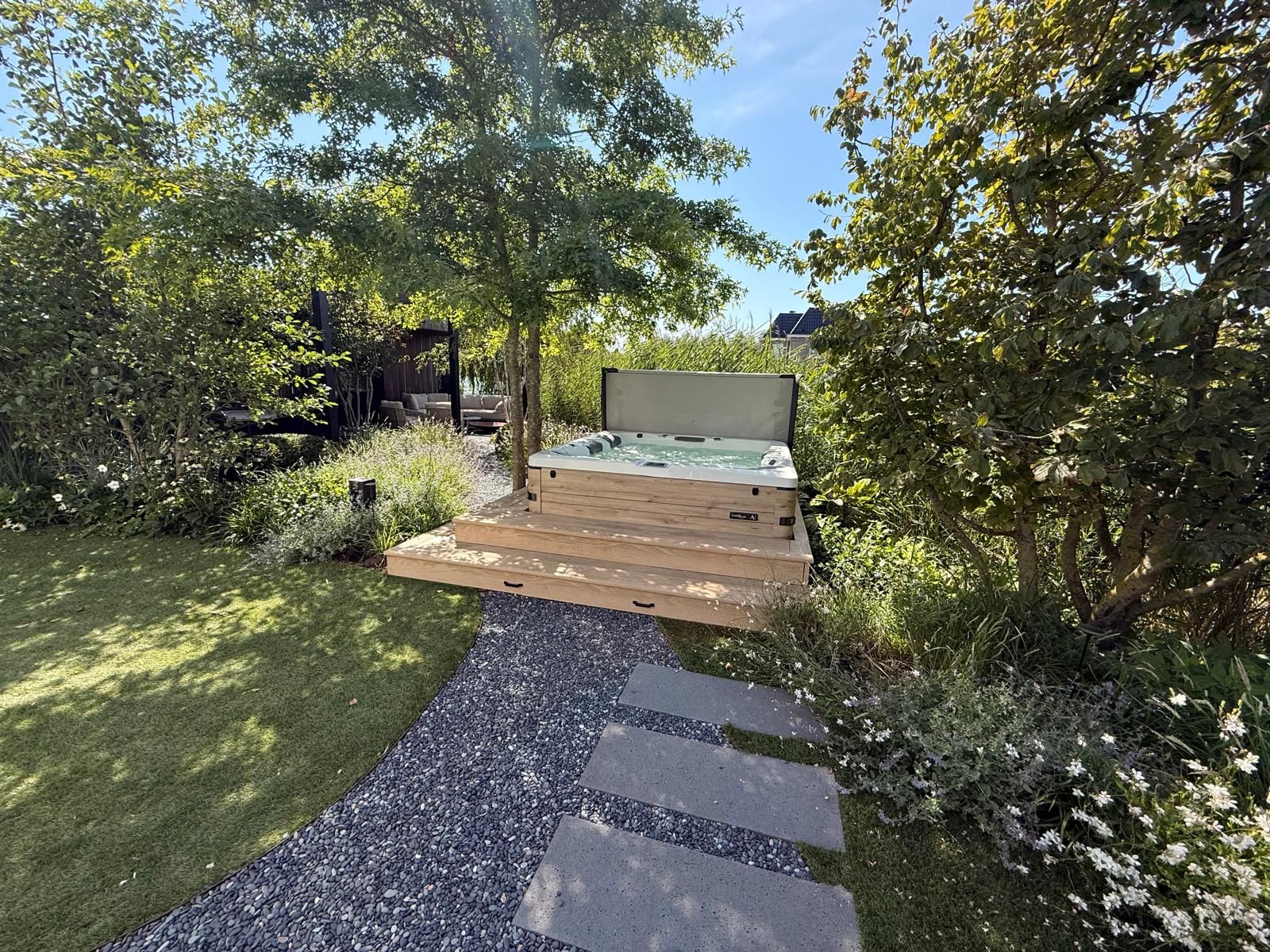 tuin met jacuzzi