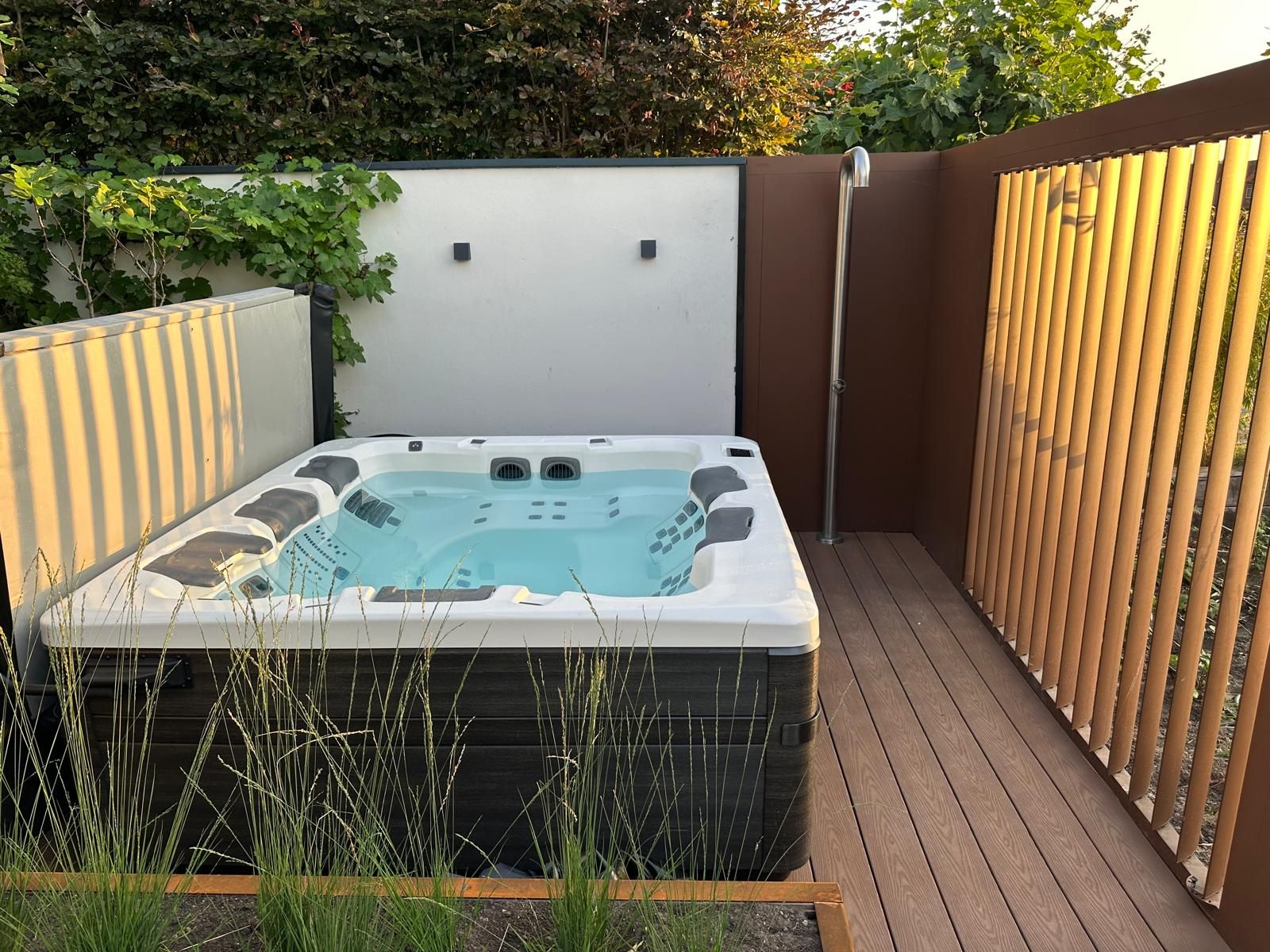 tuin met jacuzzi