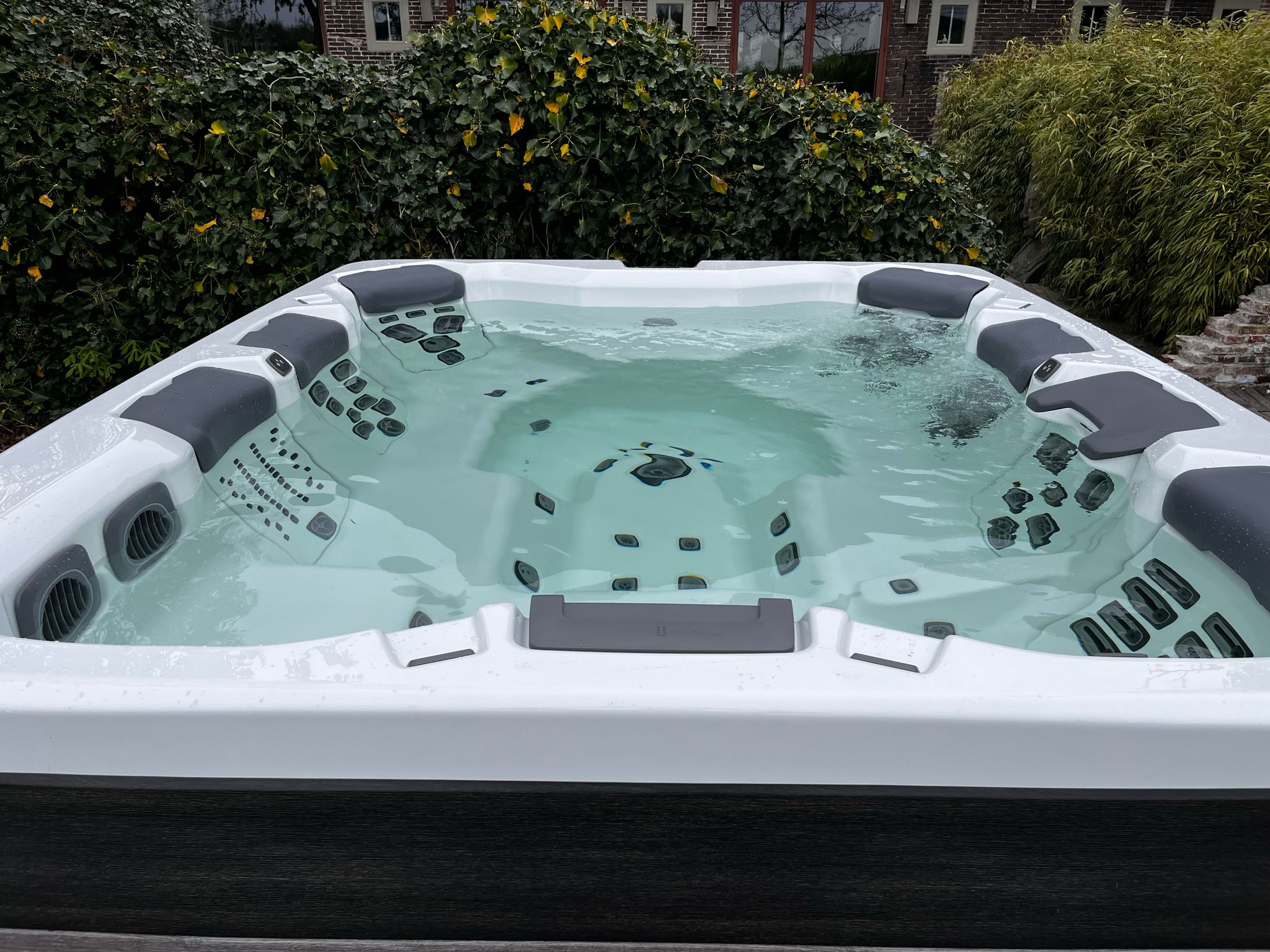 luxe jacuzzi