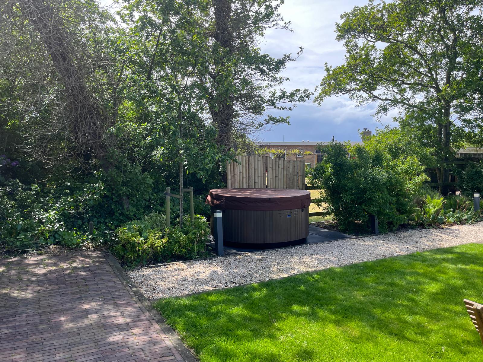 luxe spa in tuin