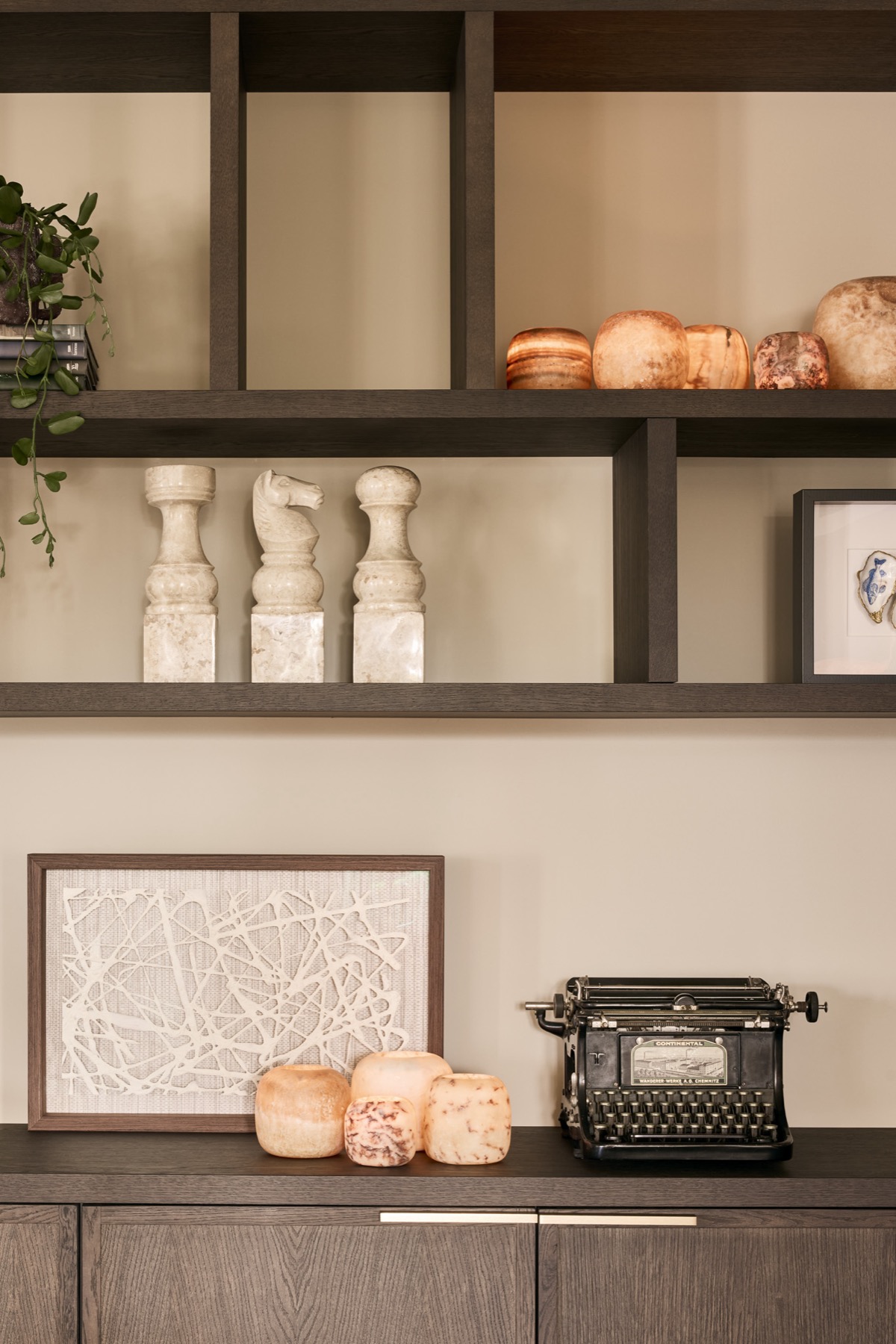 wandkast met luxe kunst