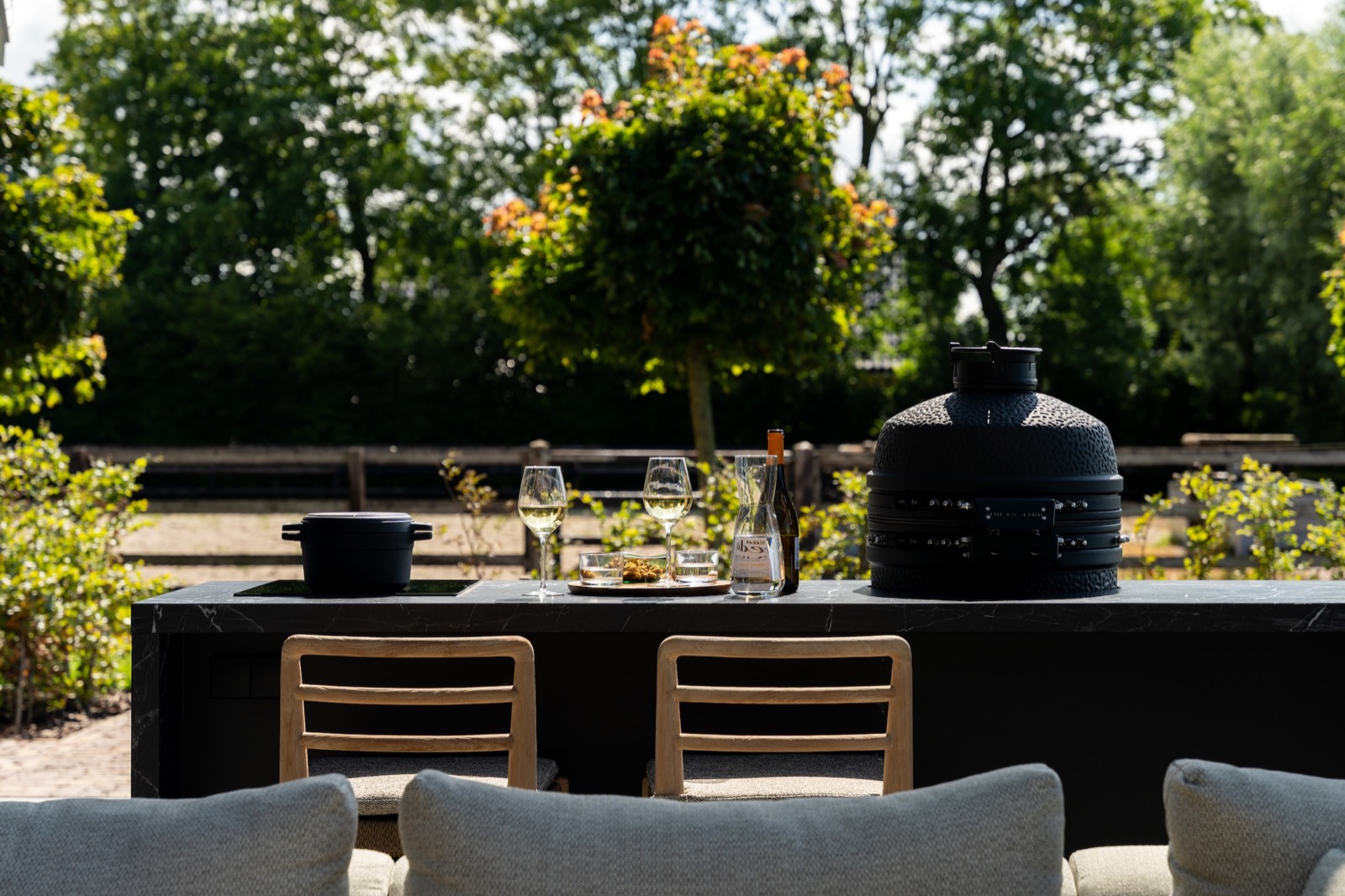 terras met luxe buitenkeuken