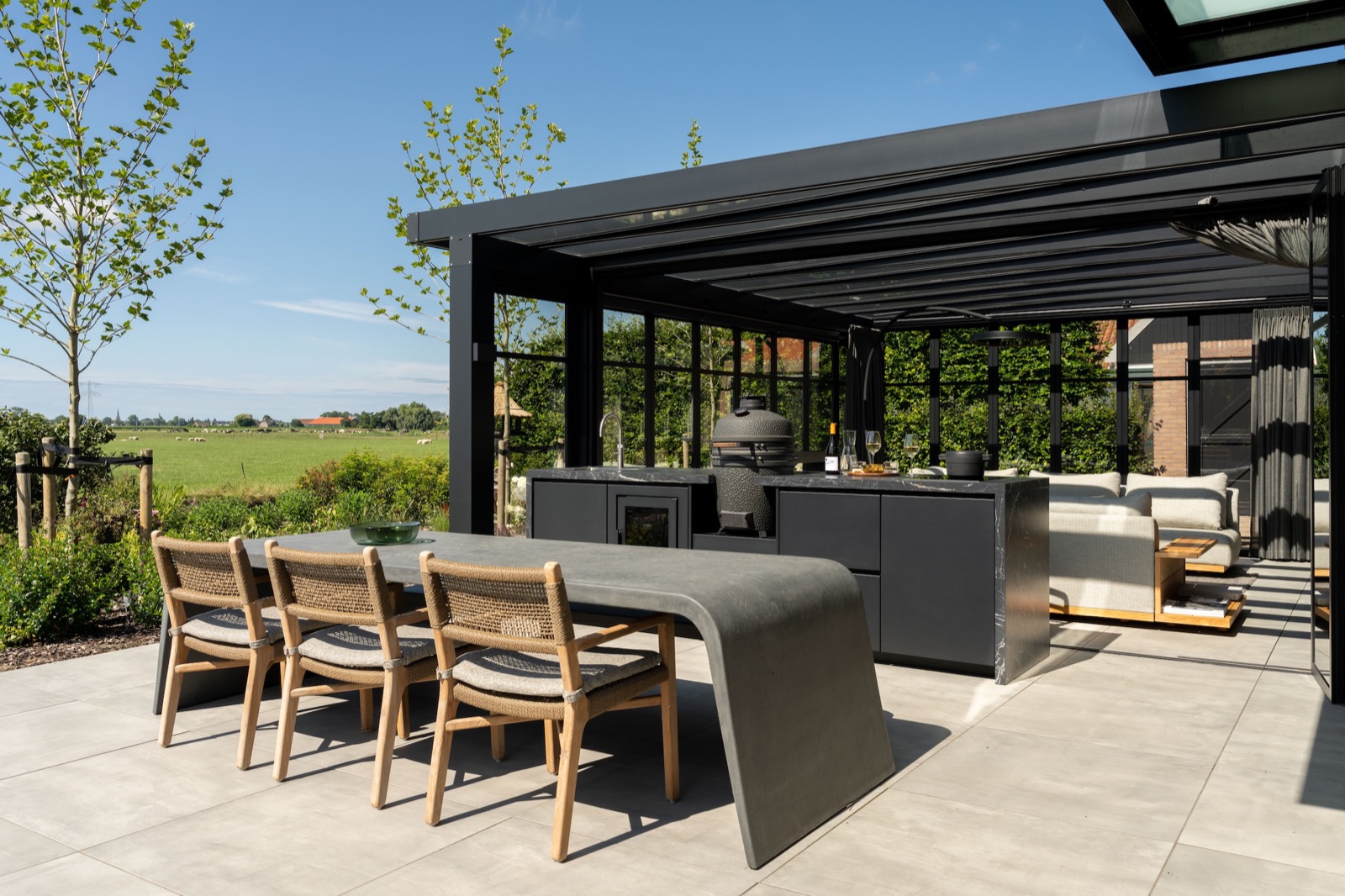 tuin met luxe buitenkeuken