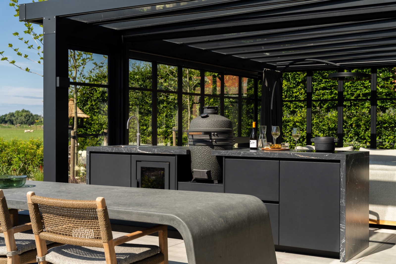 tuin met design buitenkeuken