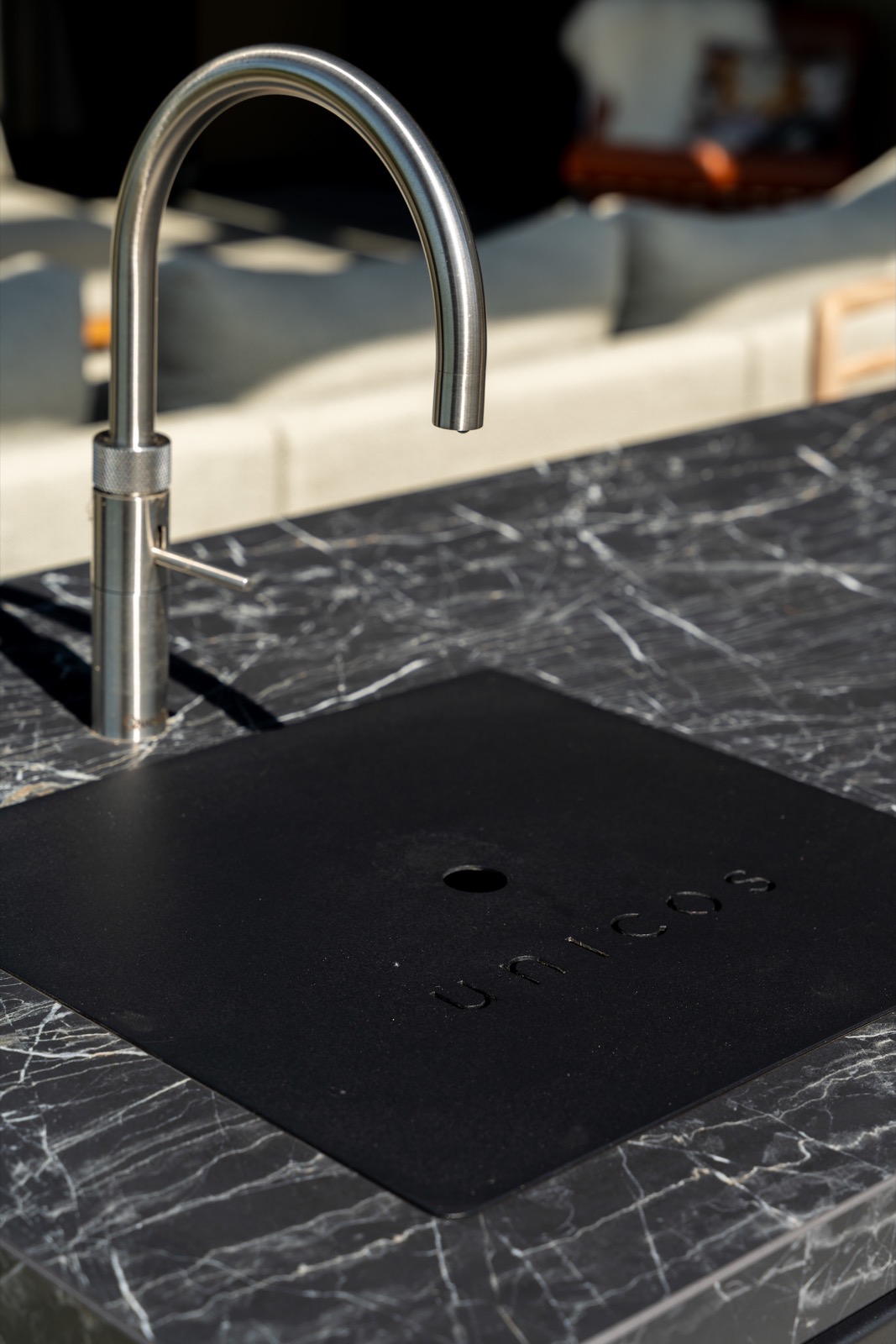 buitenkeuken met luxe kraan