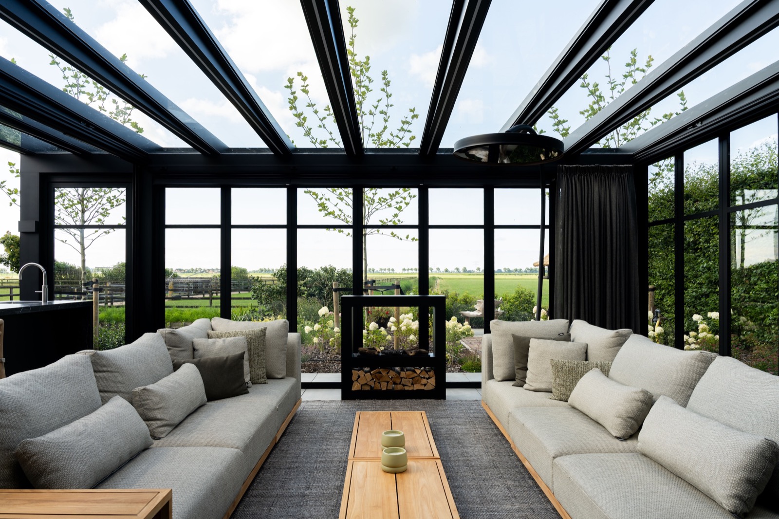 luxe loungeset bij buitenkeuken
