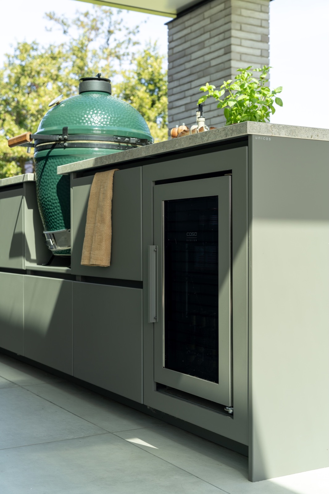 tuin met luxe buitenkeuken