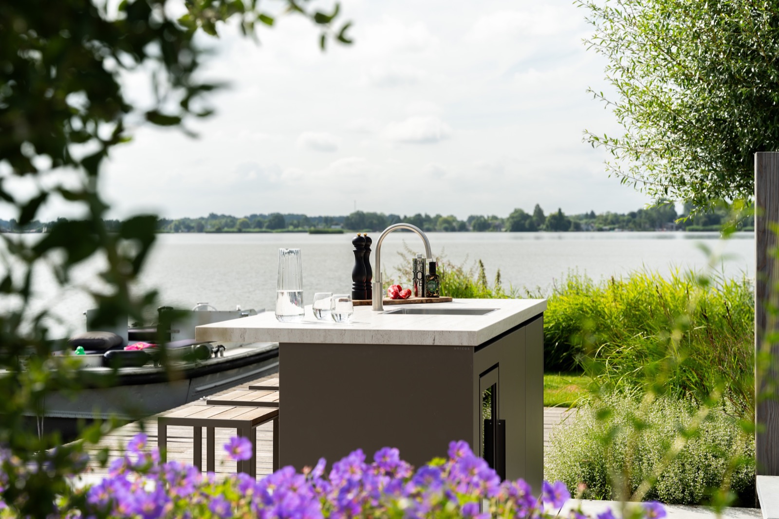buitenkeuken met uitzicht op water