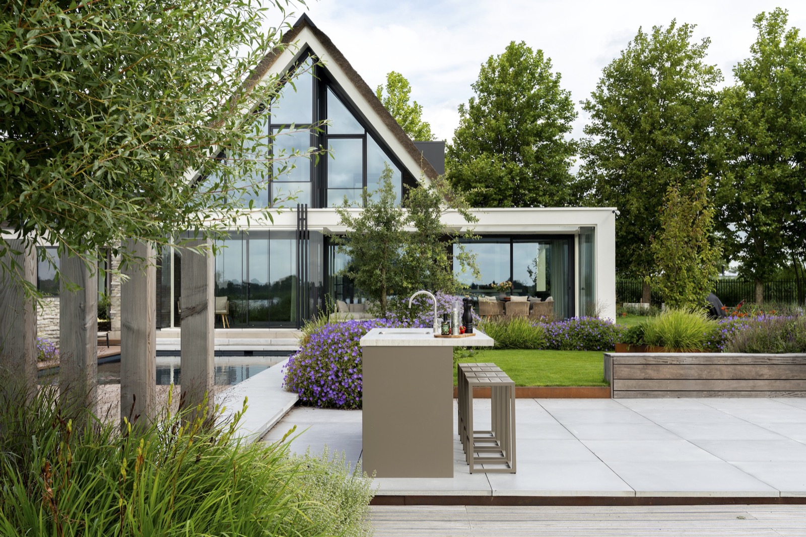 luxe tuin met buitenkeuken