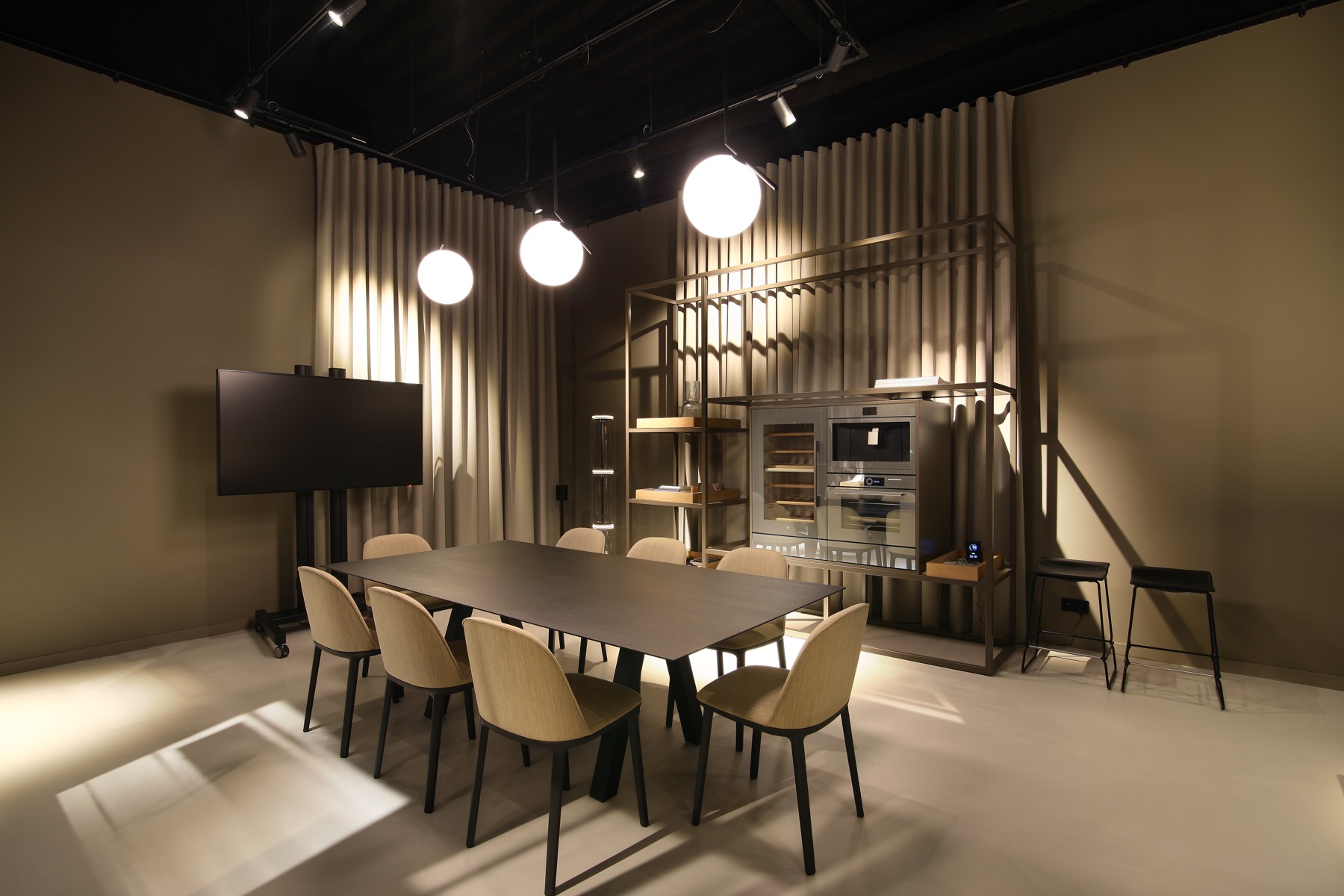 eetkamer met high-end keukenapparatuur