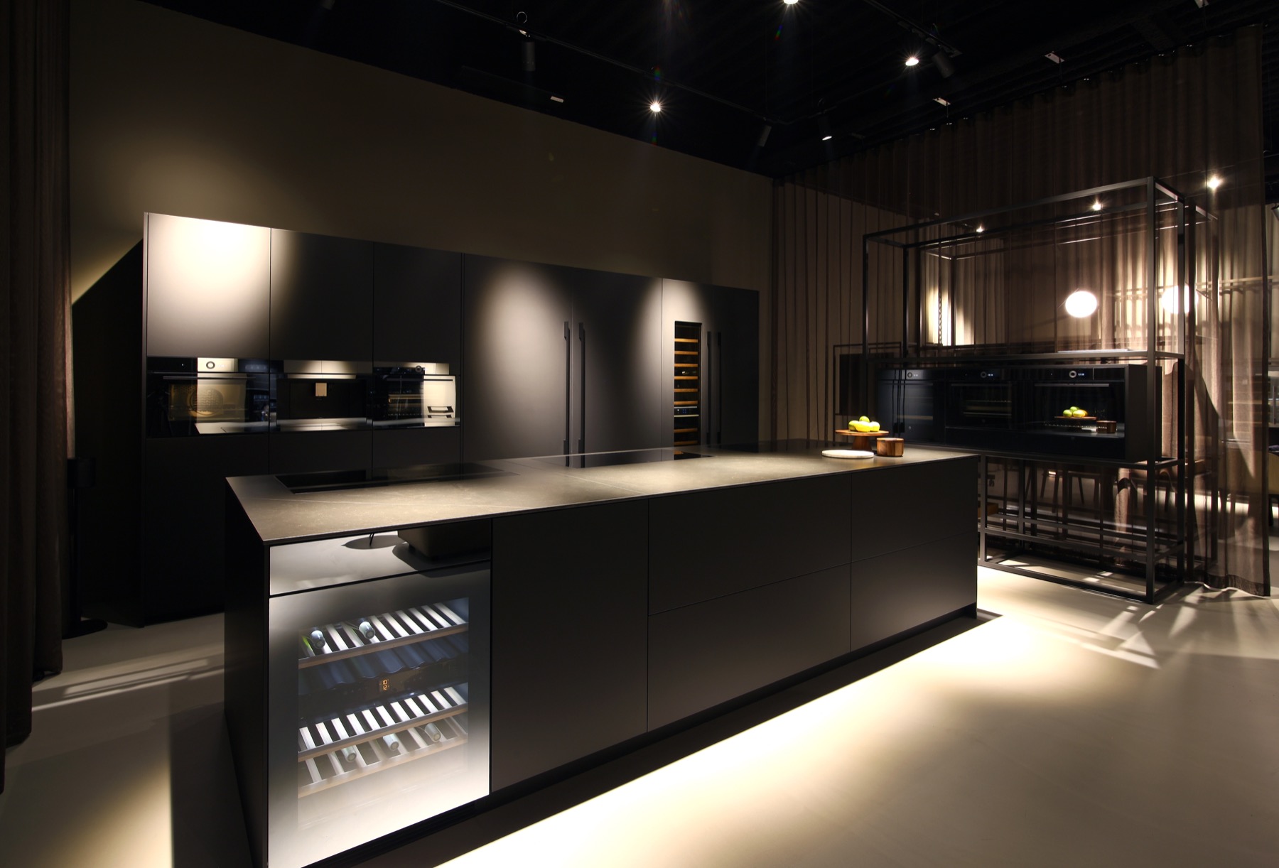 keuken met luxe keukenapparatuur en wijnklimaatkast