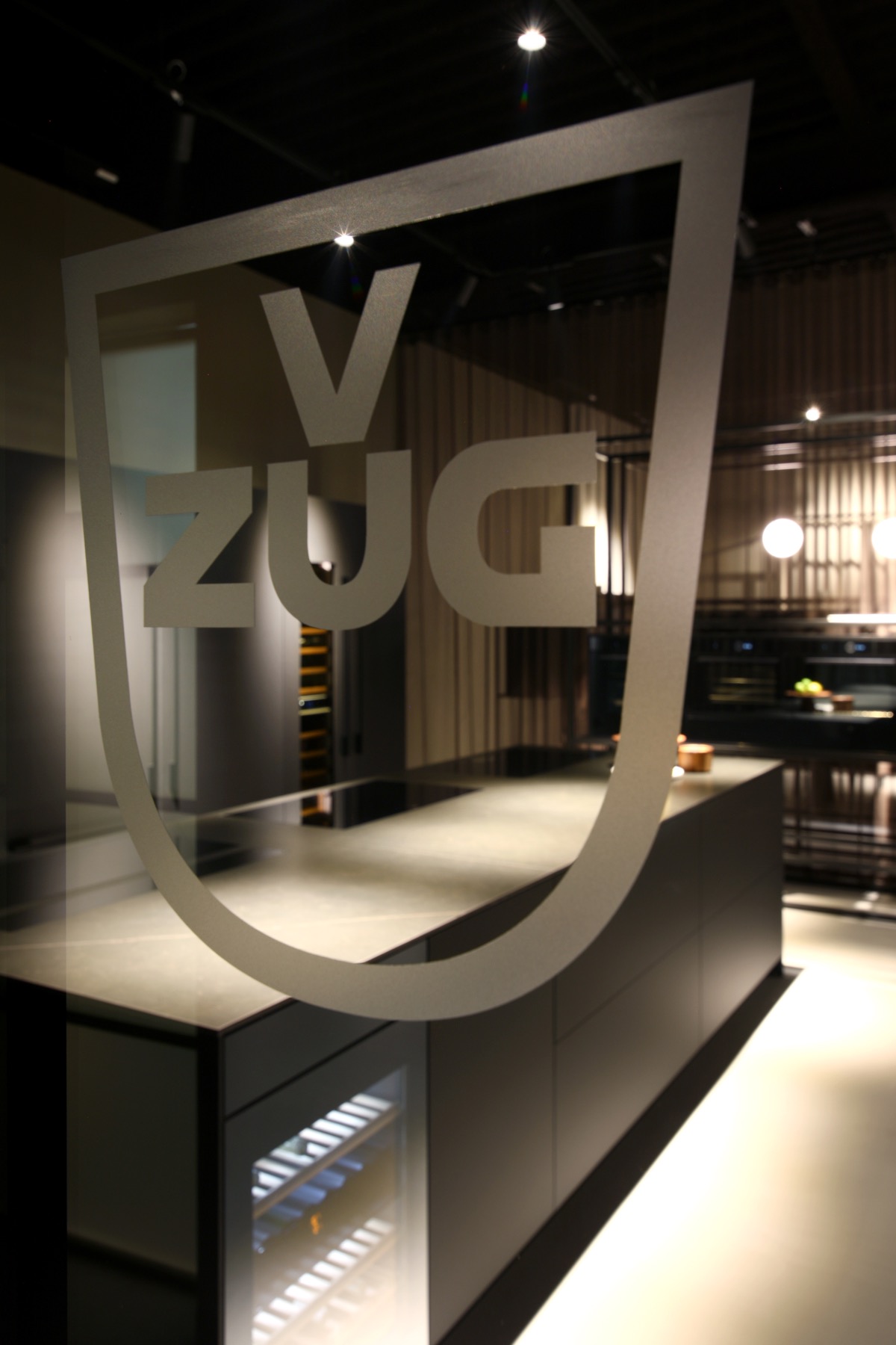 luxe keuken met wijnklimaatkast