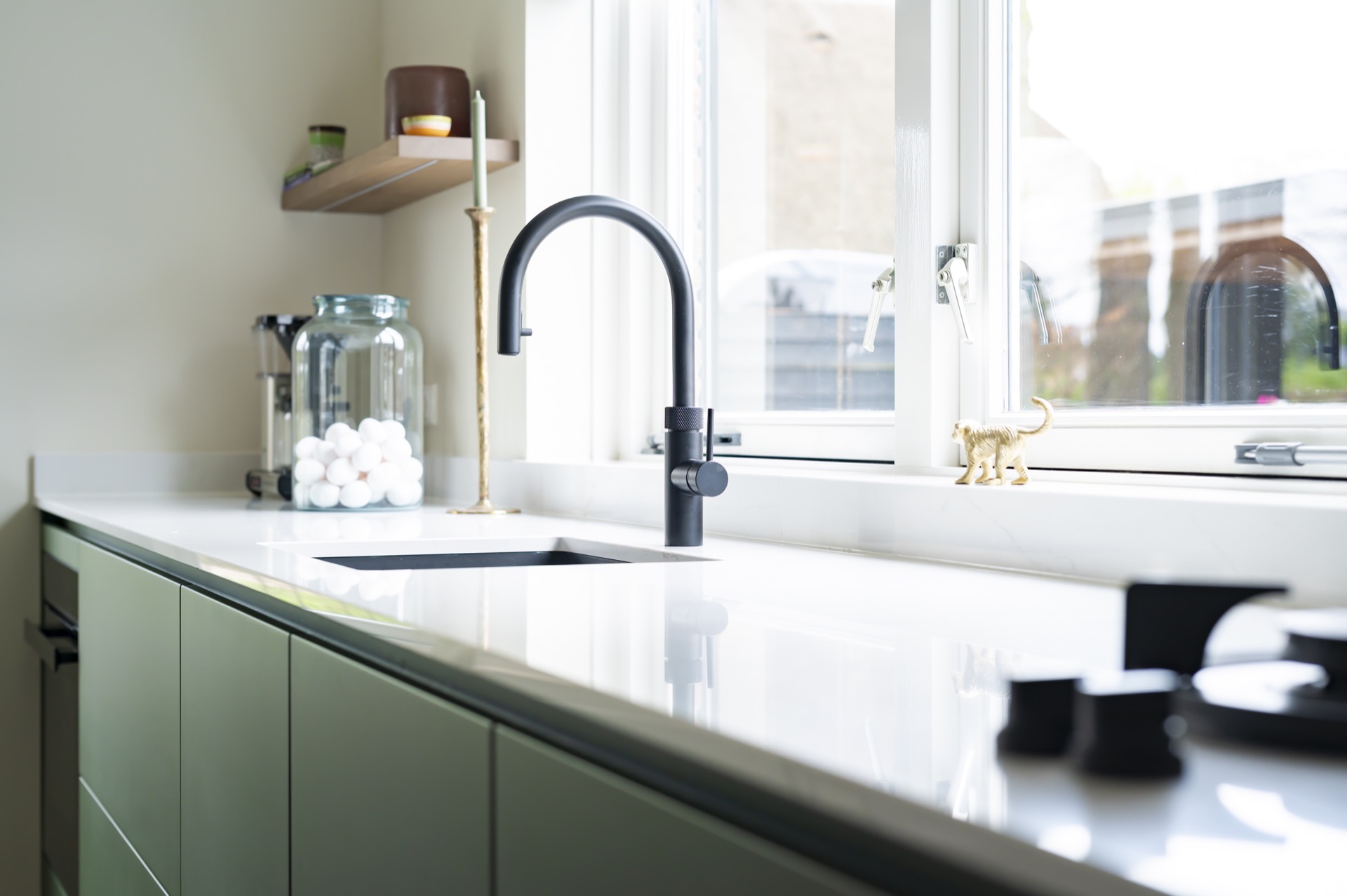 luxe keuken met natuursteen blad