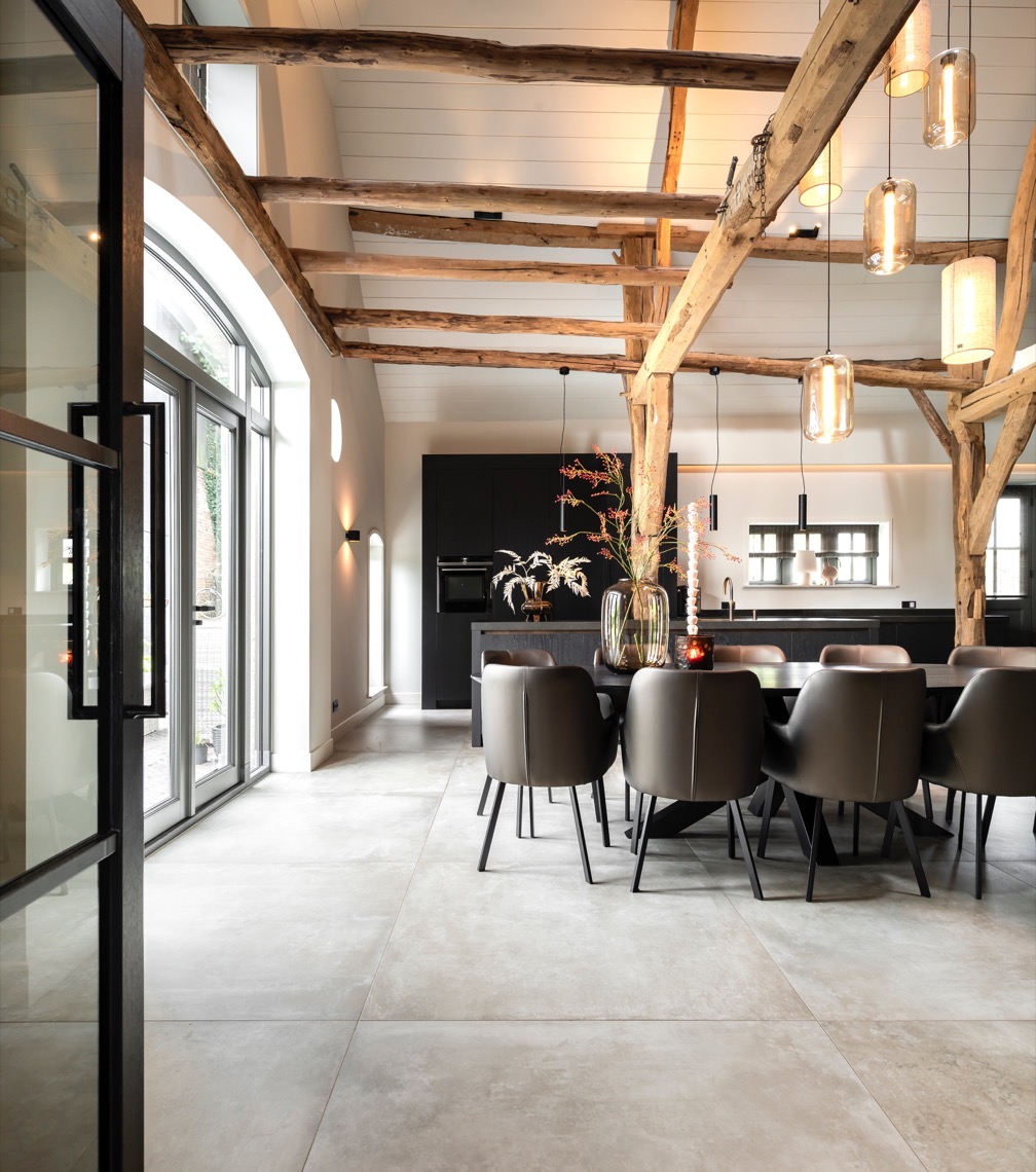 interieur met houten balken