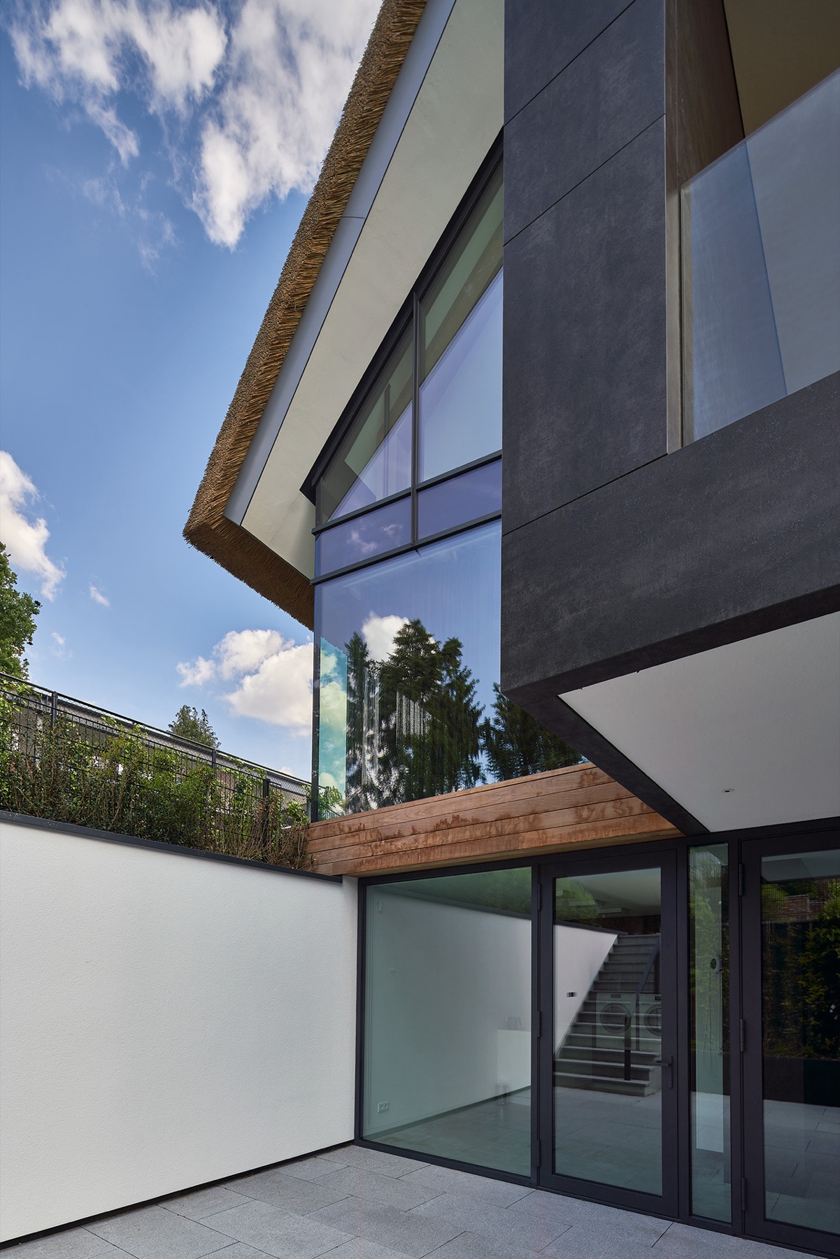 moderne villa met rieten kap