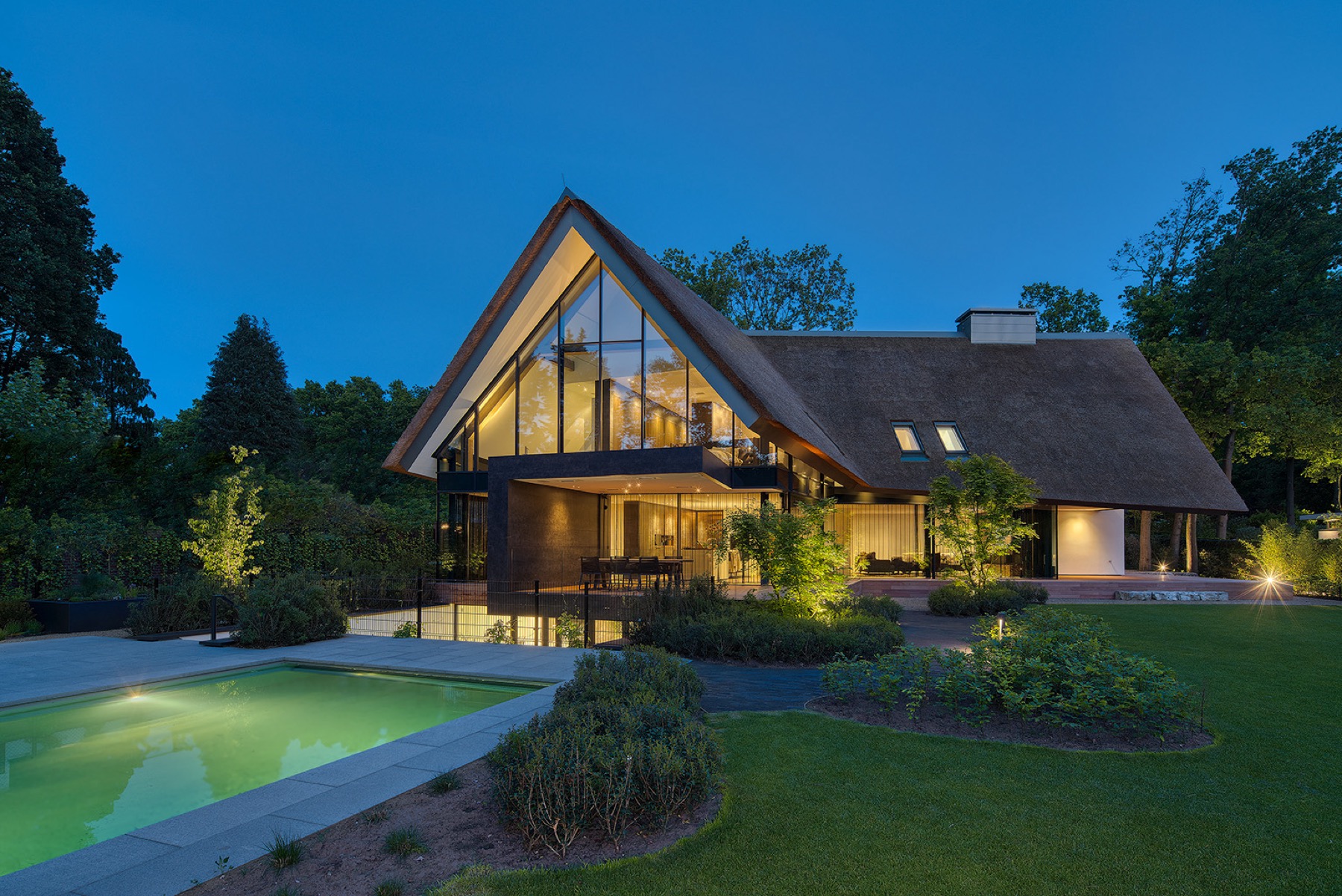 luxe villa met tuin met zwembad