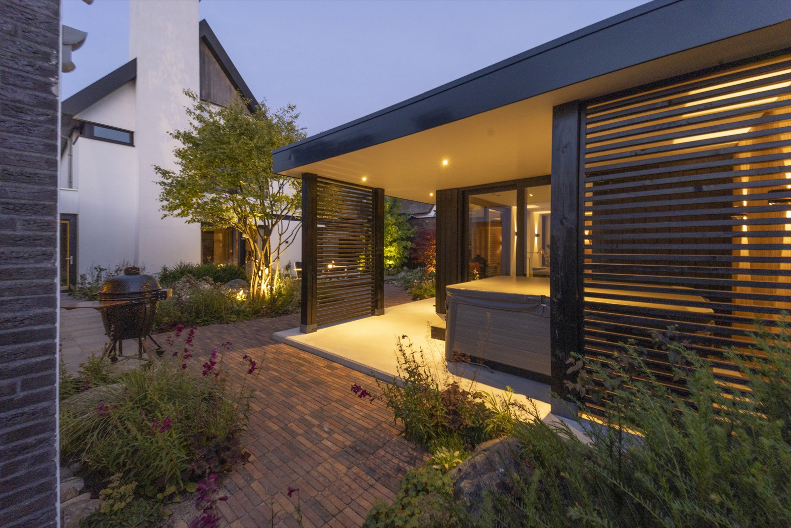 luxe tuin met overkapping