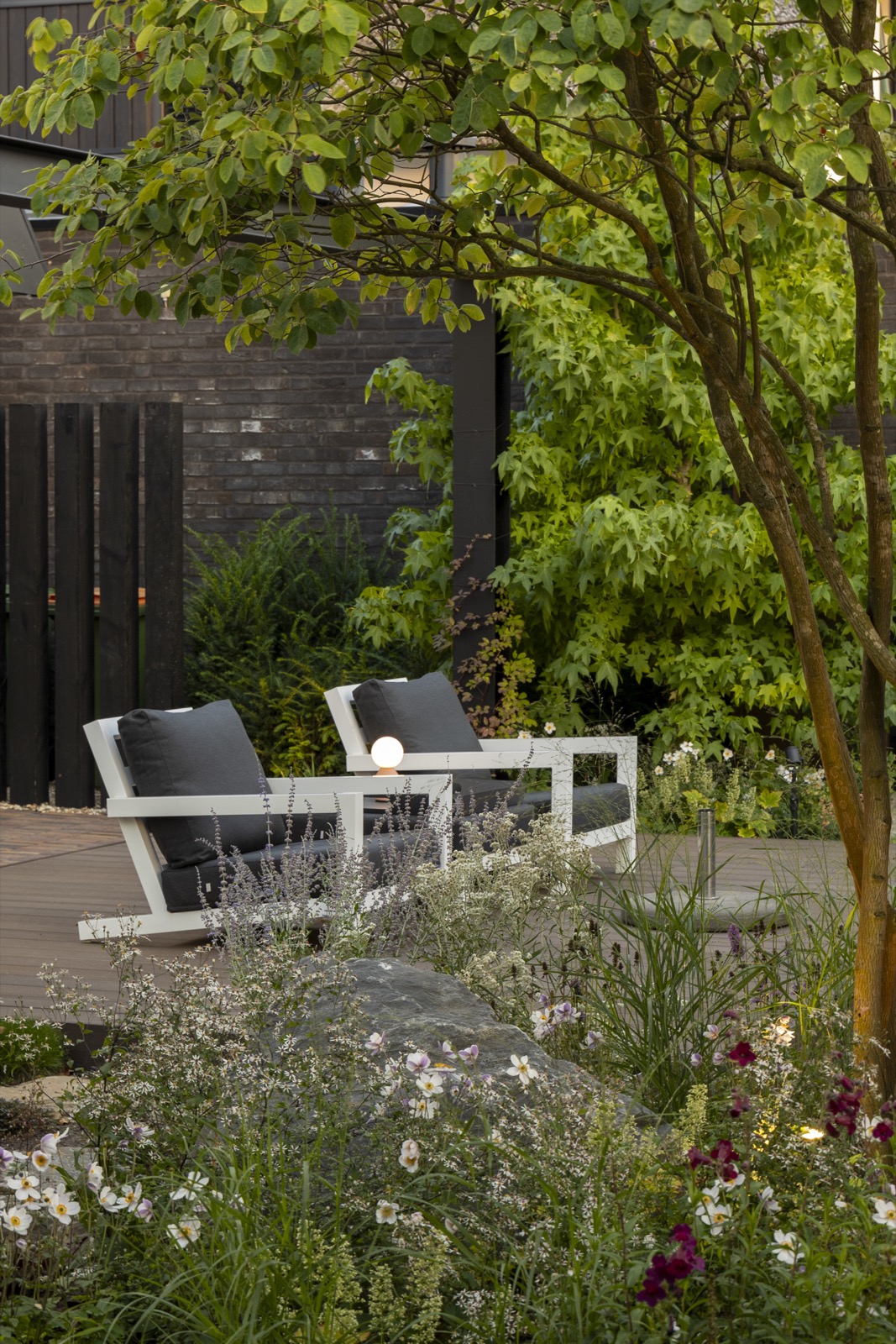 luxe tuin met beplanting