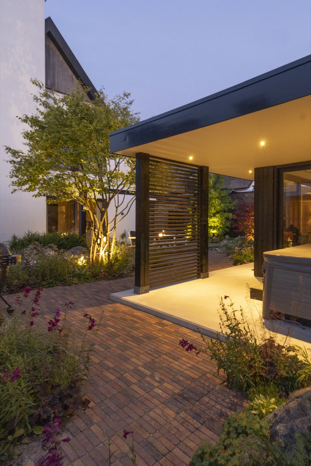 bijgebouw met verlichting