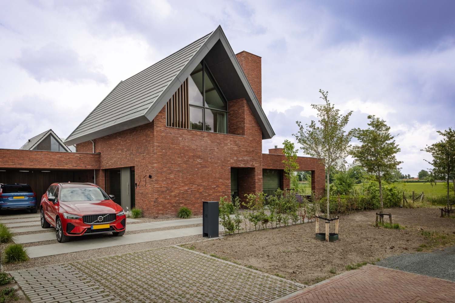 moderne villa met oprit