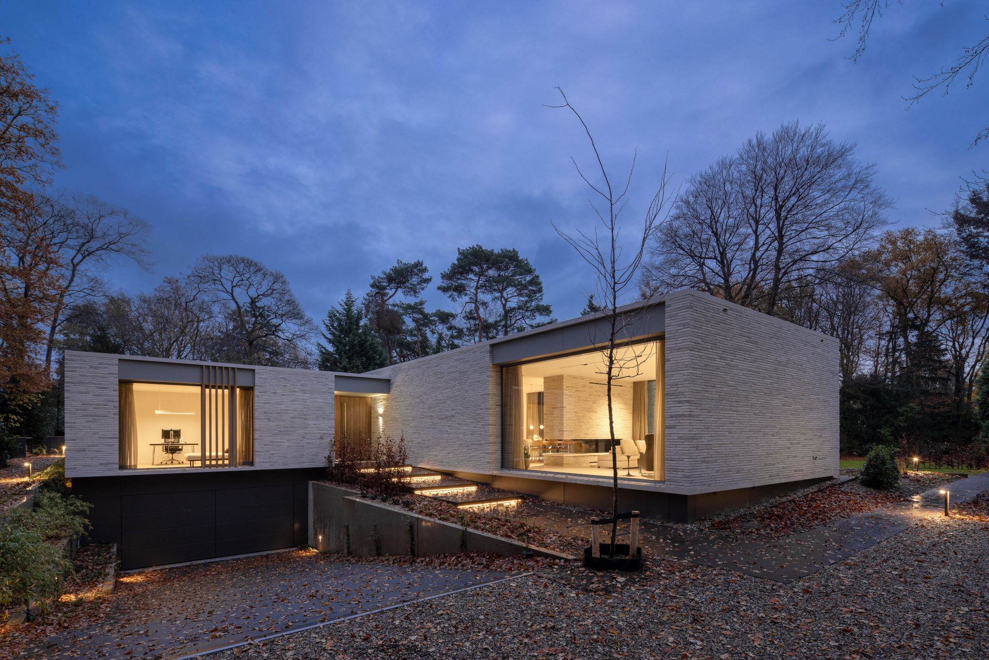 voorzijde villa avond