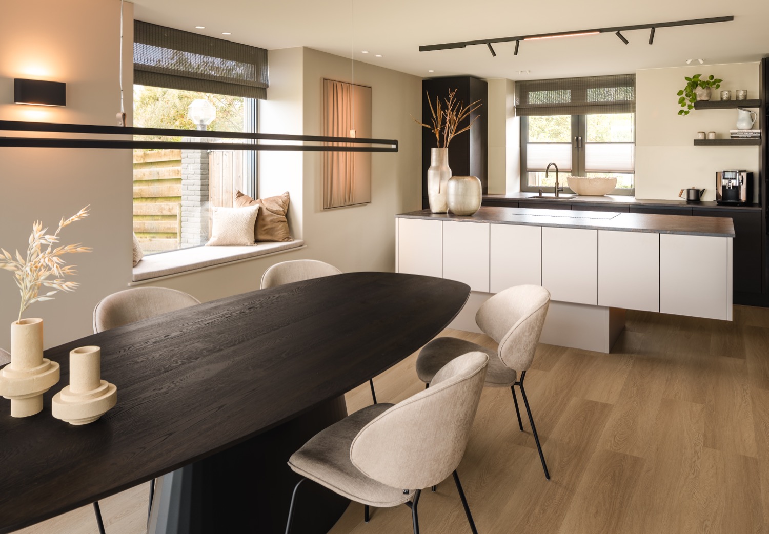 eettafel met dressoir