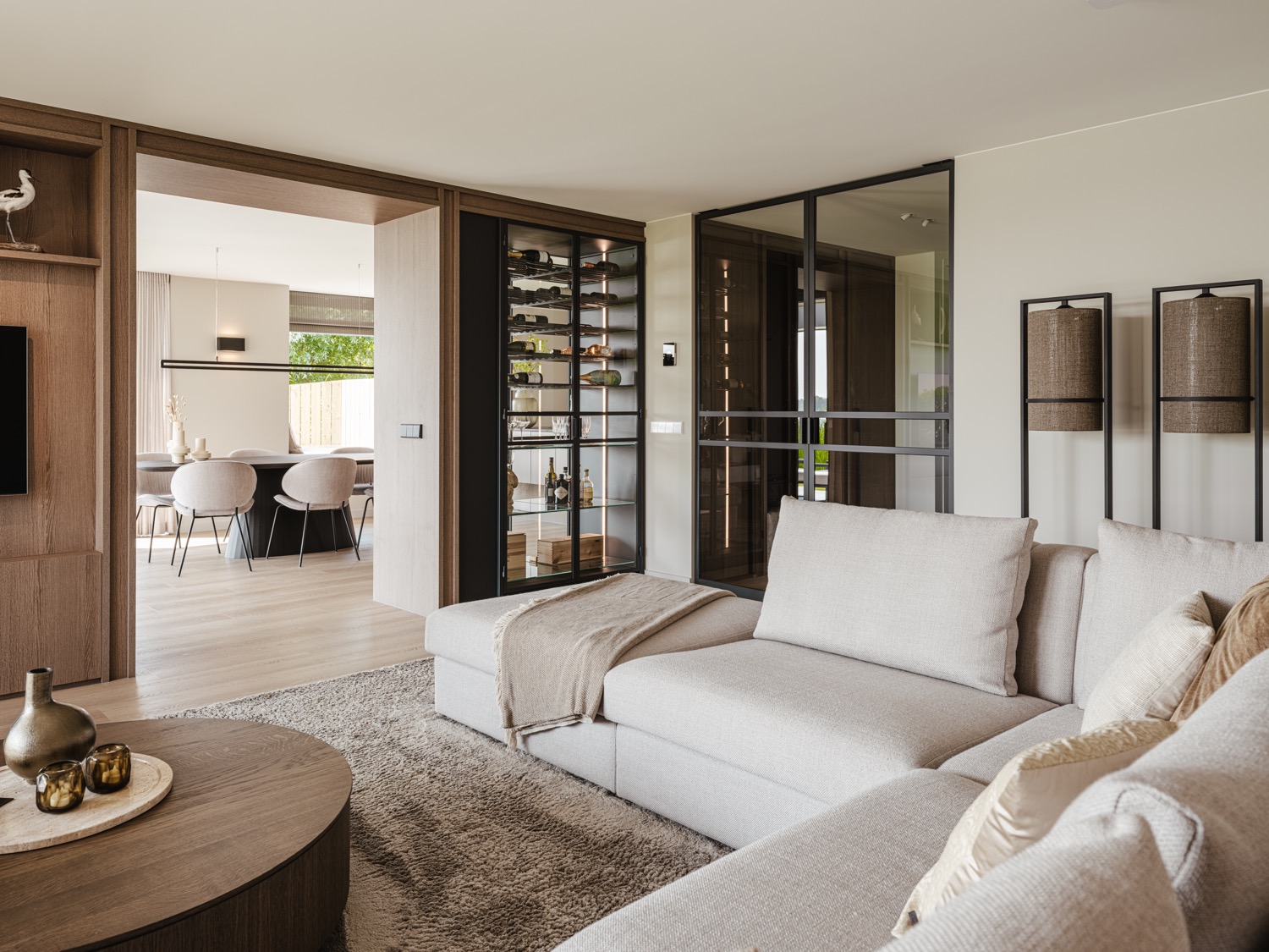 woonkamer met wijnkast