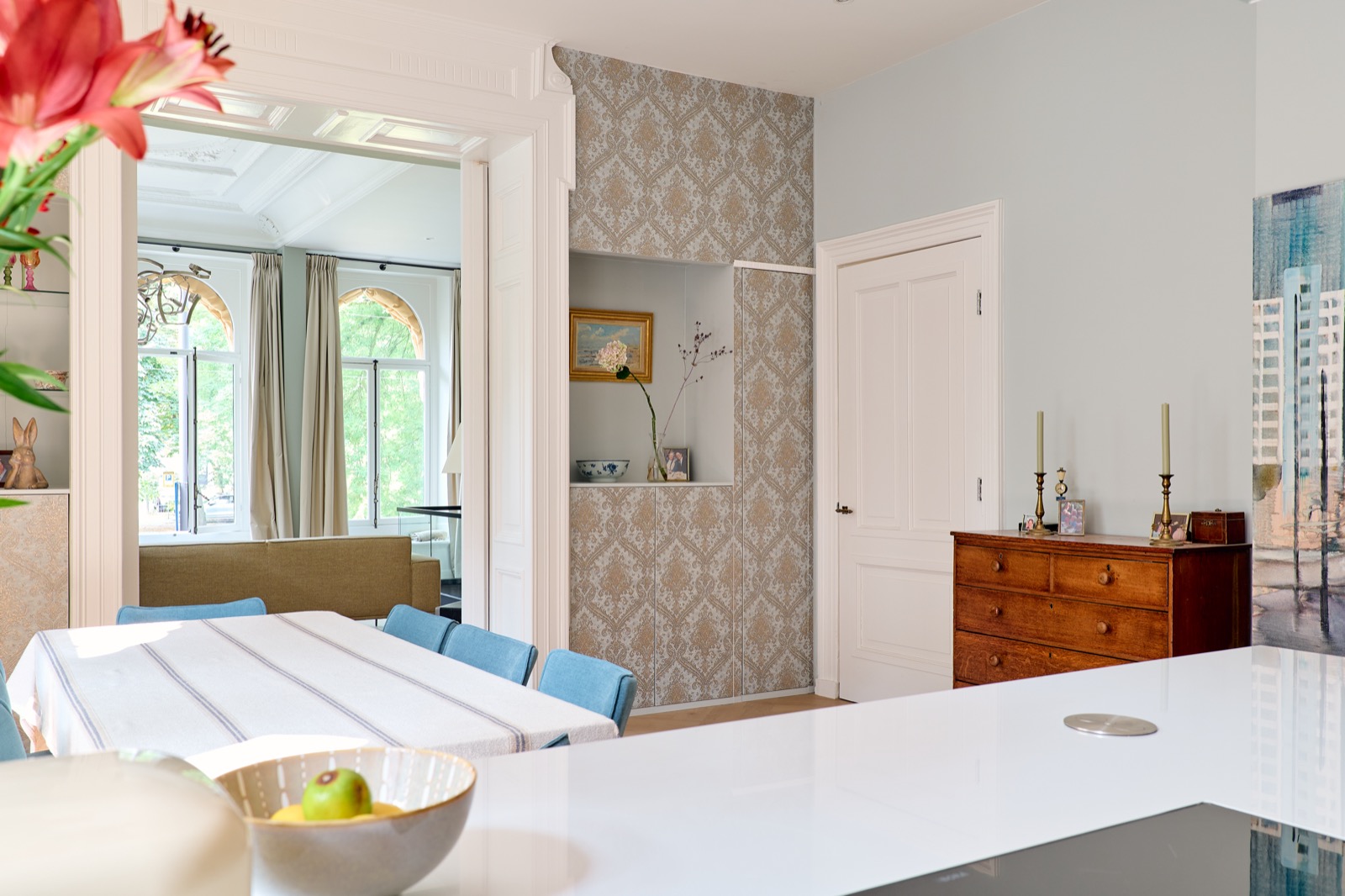 luxe keuken inrichting met eettafel