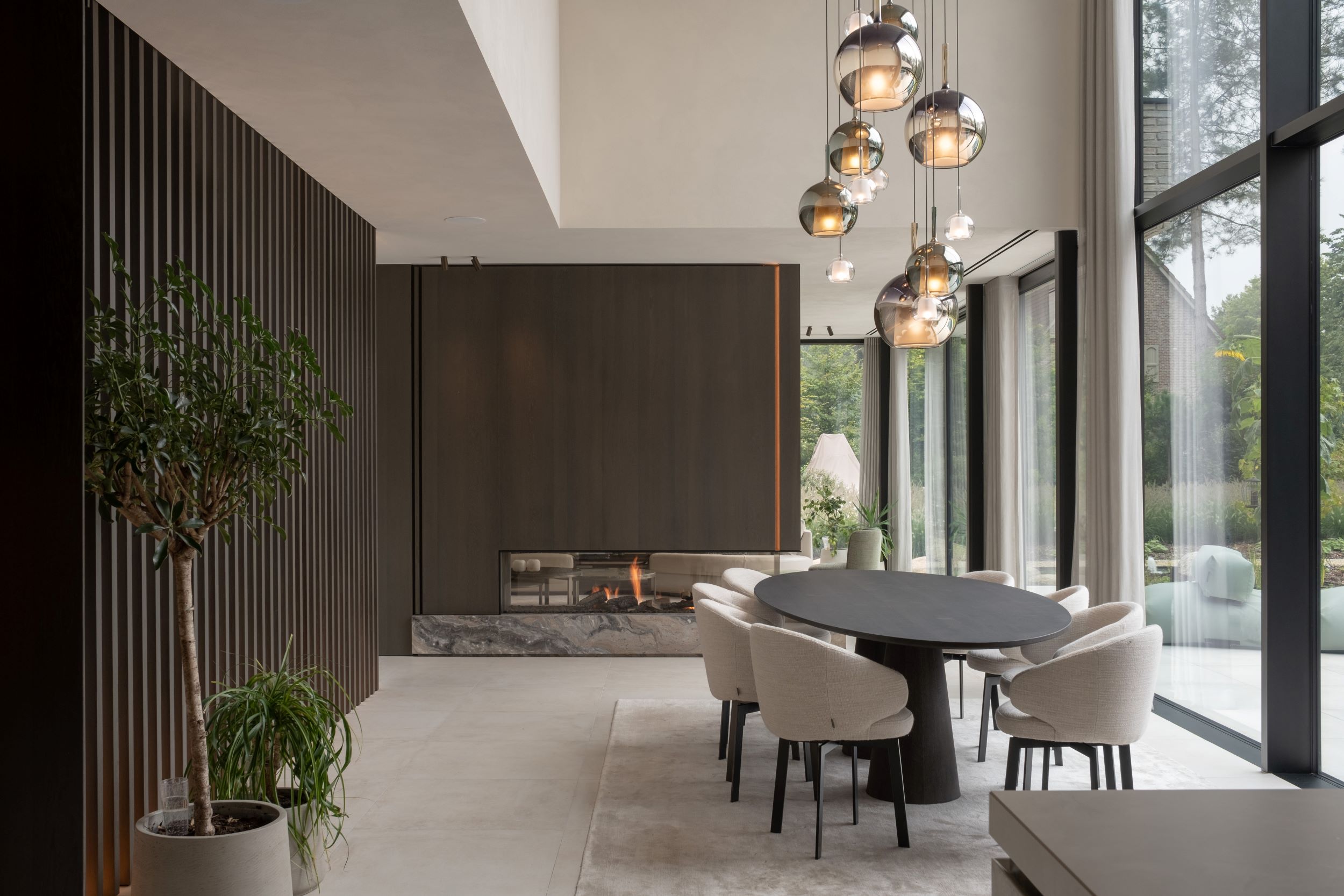 eetkamer met luxe wandafwerking