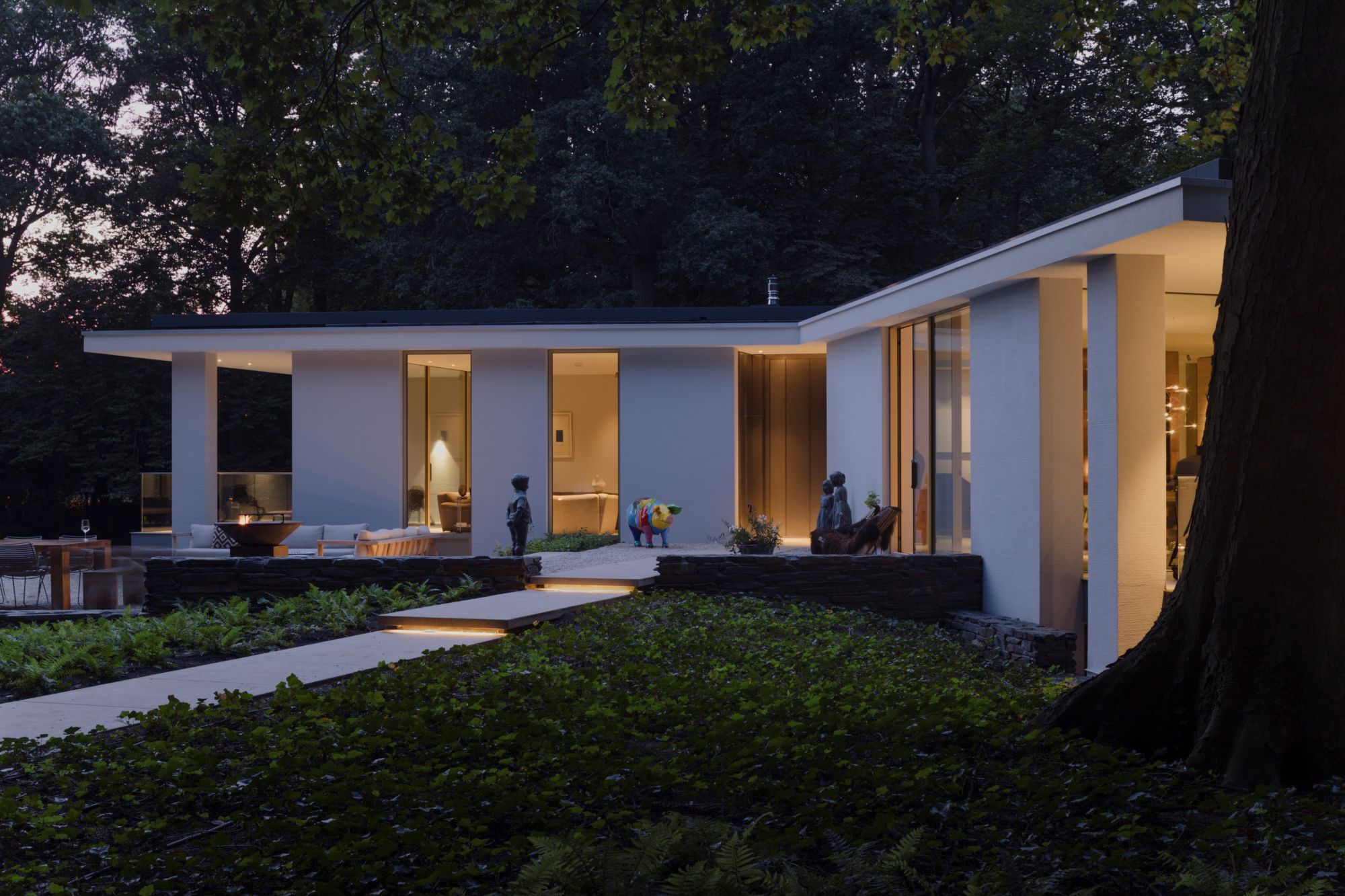 buitenkant villa in avond