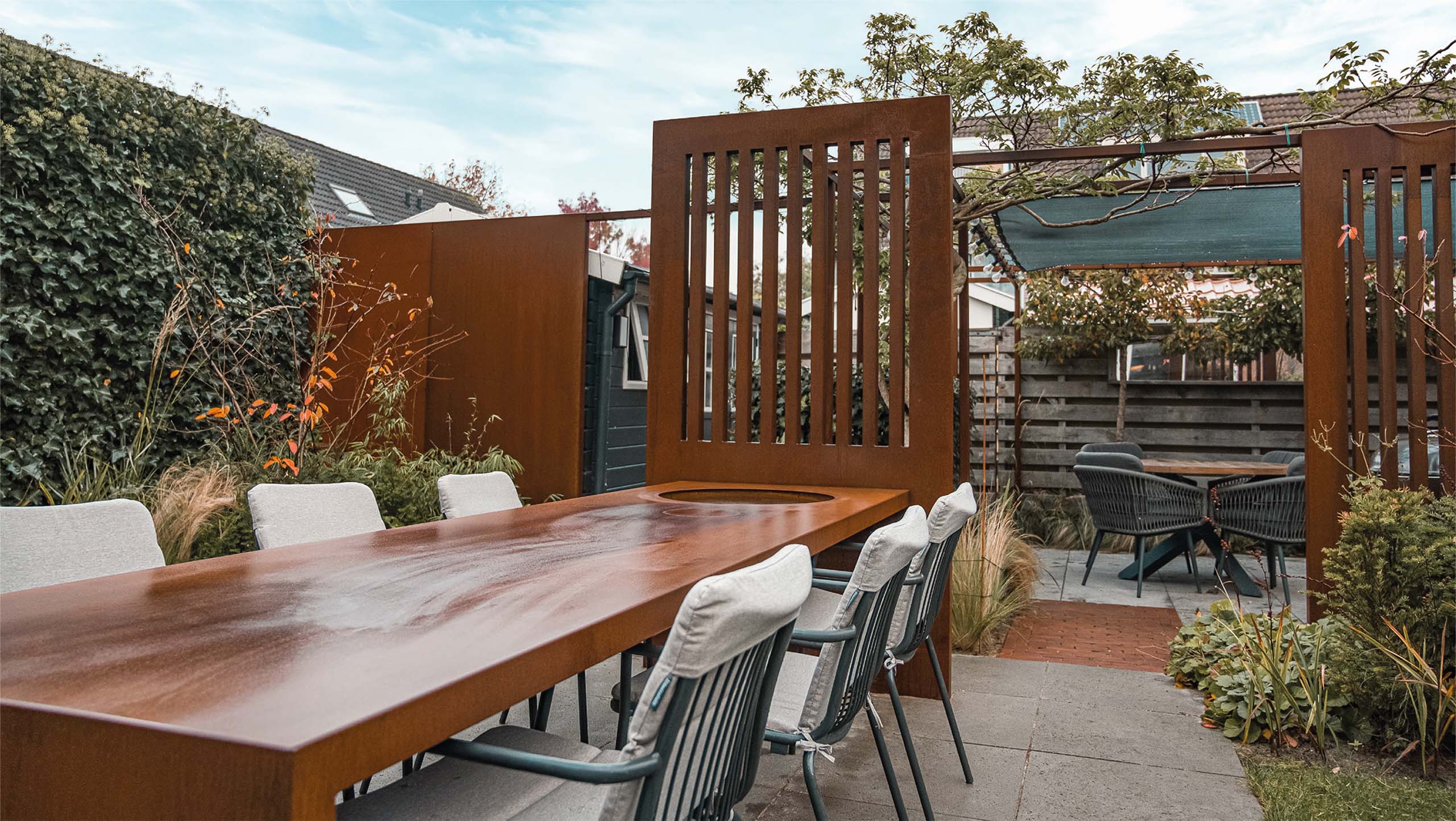 tuin met stalen afscheiding