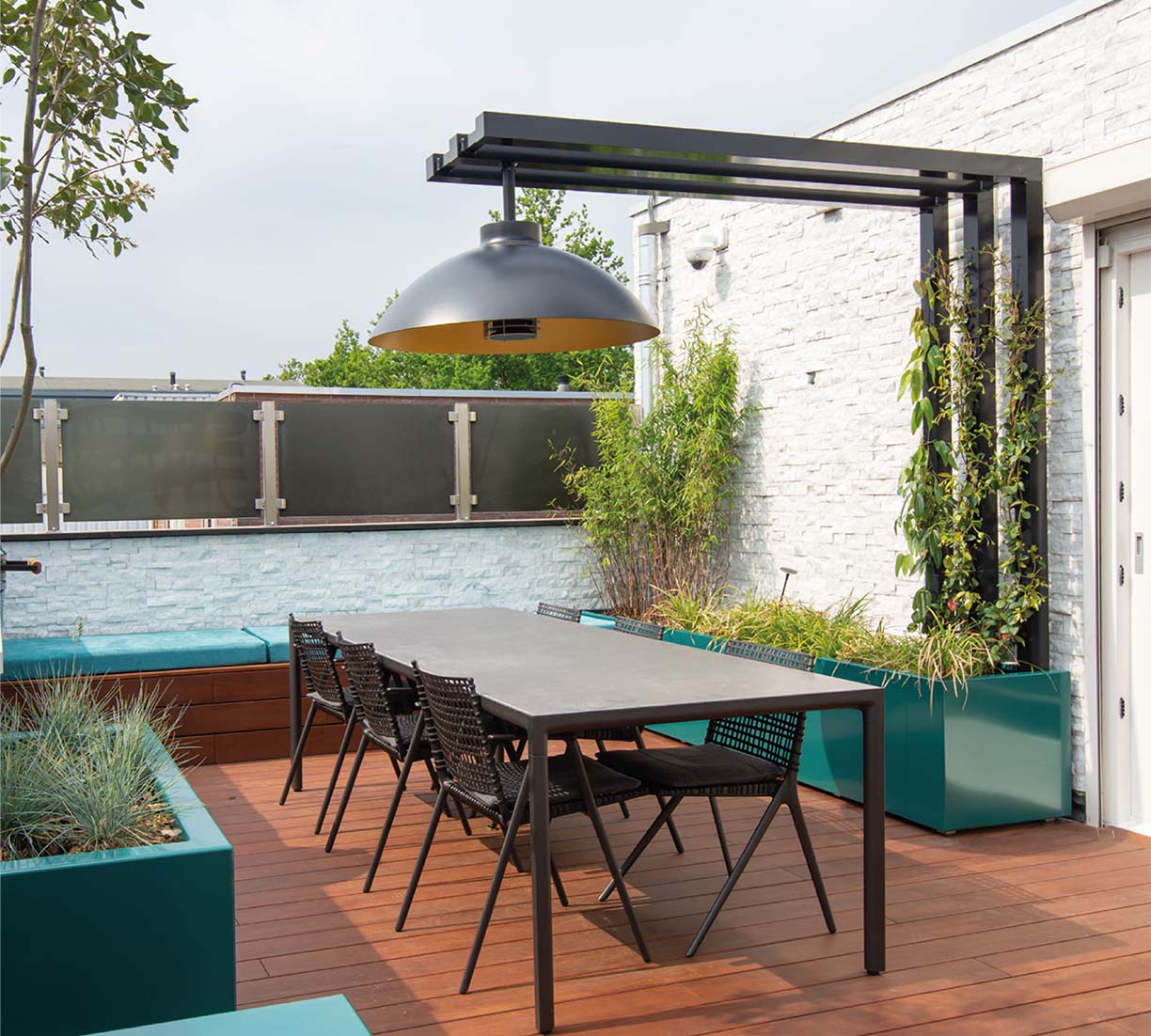 stalen pergola in tuin