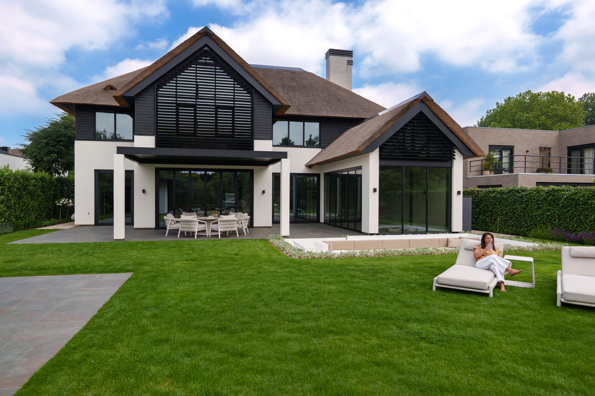 luxe villa met rietdak