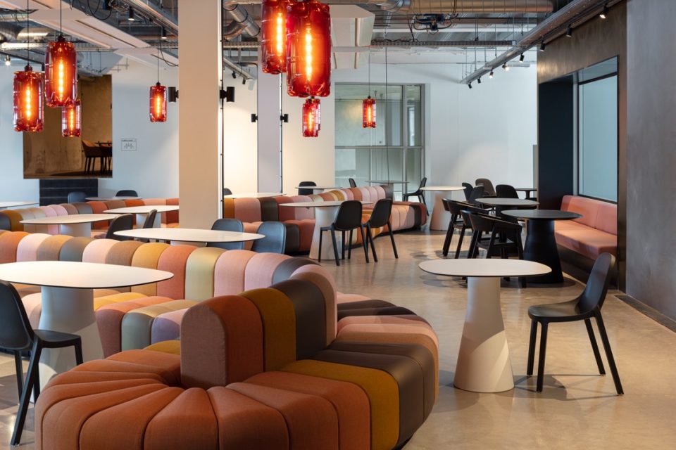 interieur kantoor met design bank