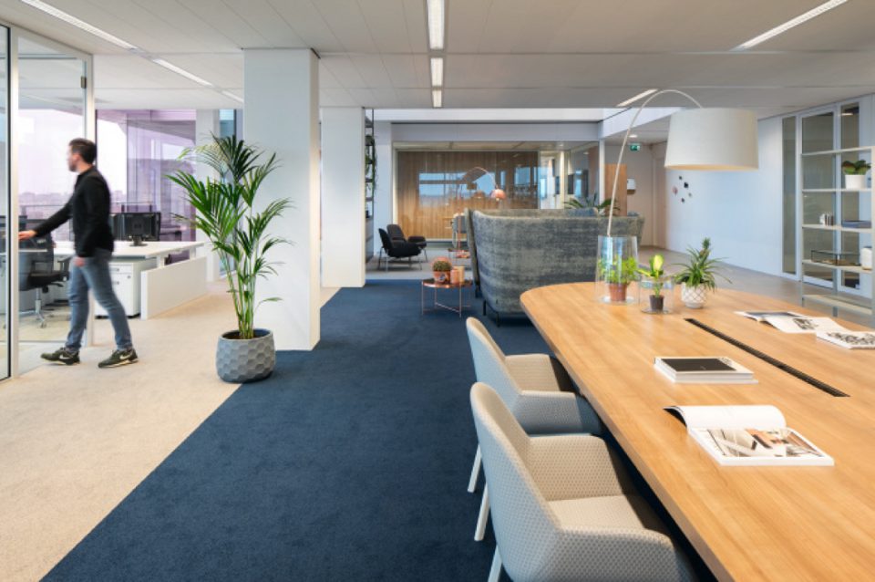 interieur met vergadertafel
